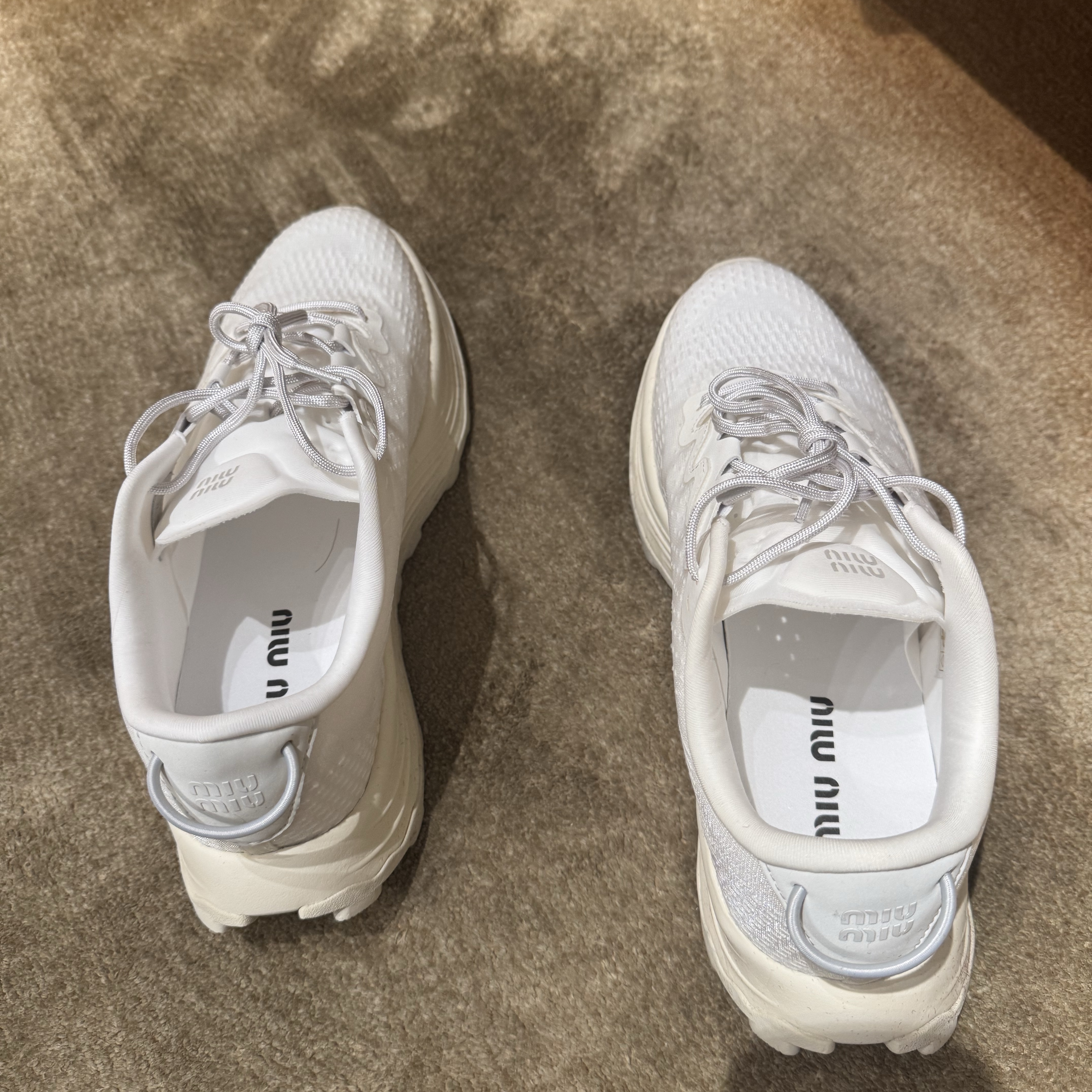 (W) Miu Miu Technical Fabric Sneakers White 착용 스타일 - 6
