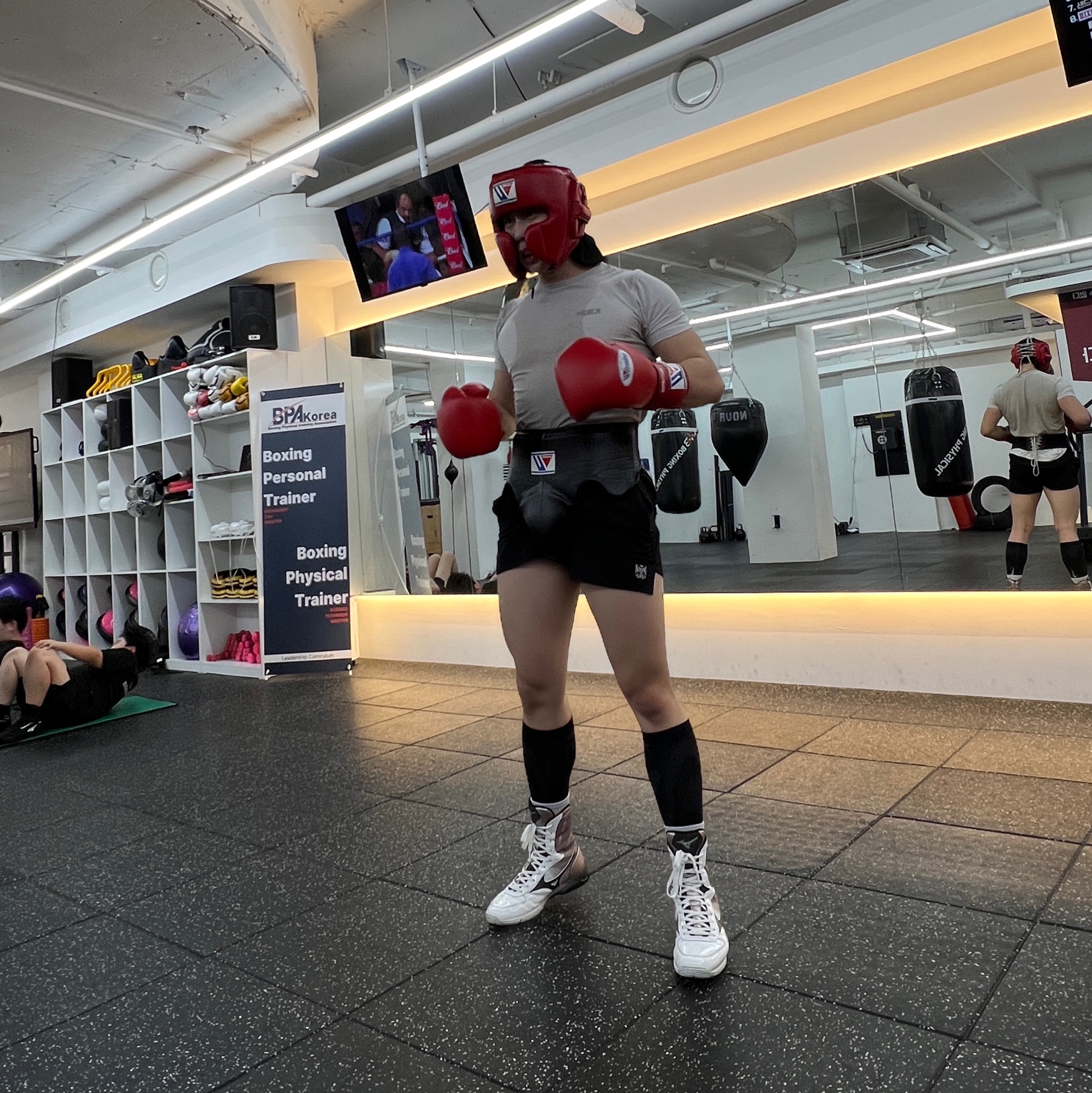 Winning Groin Guard Black, Winning Lace Up Boxing Gloves Red 착용 스타일 - 1