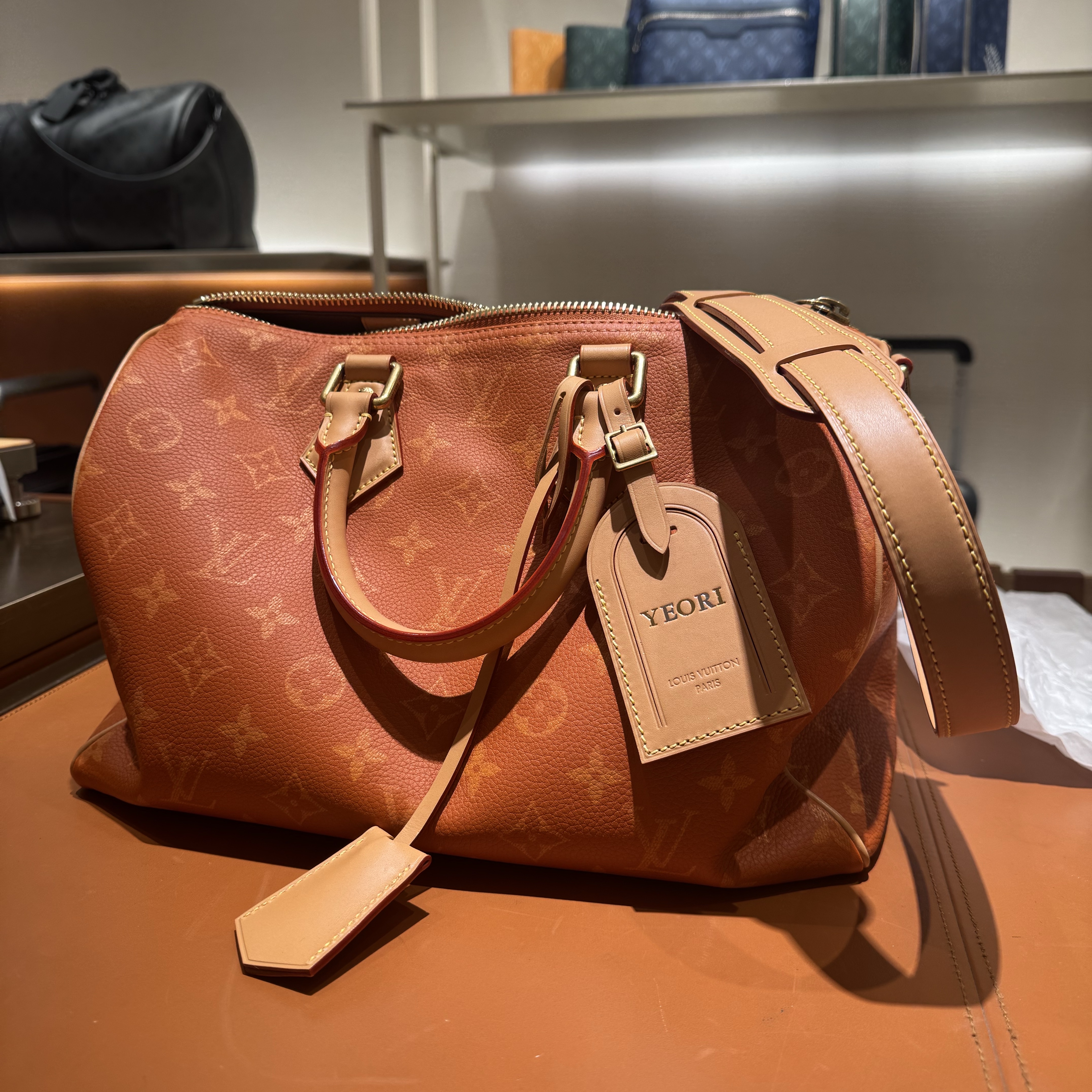 Louis Vuitton Speedy P9 Bandouliere 40 Gold 착용 스타일 - 2