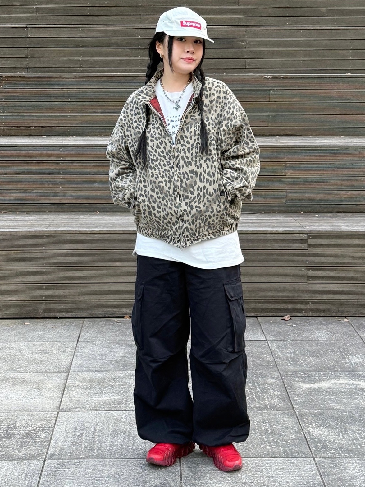 QT8 GARMENTS Washed Leopard Harrington Jacket Beige 착용 스타일 - 1