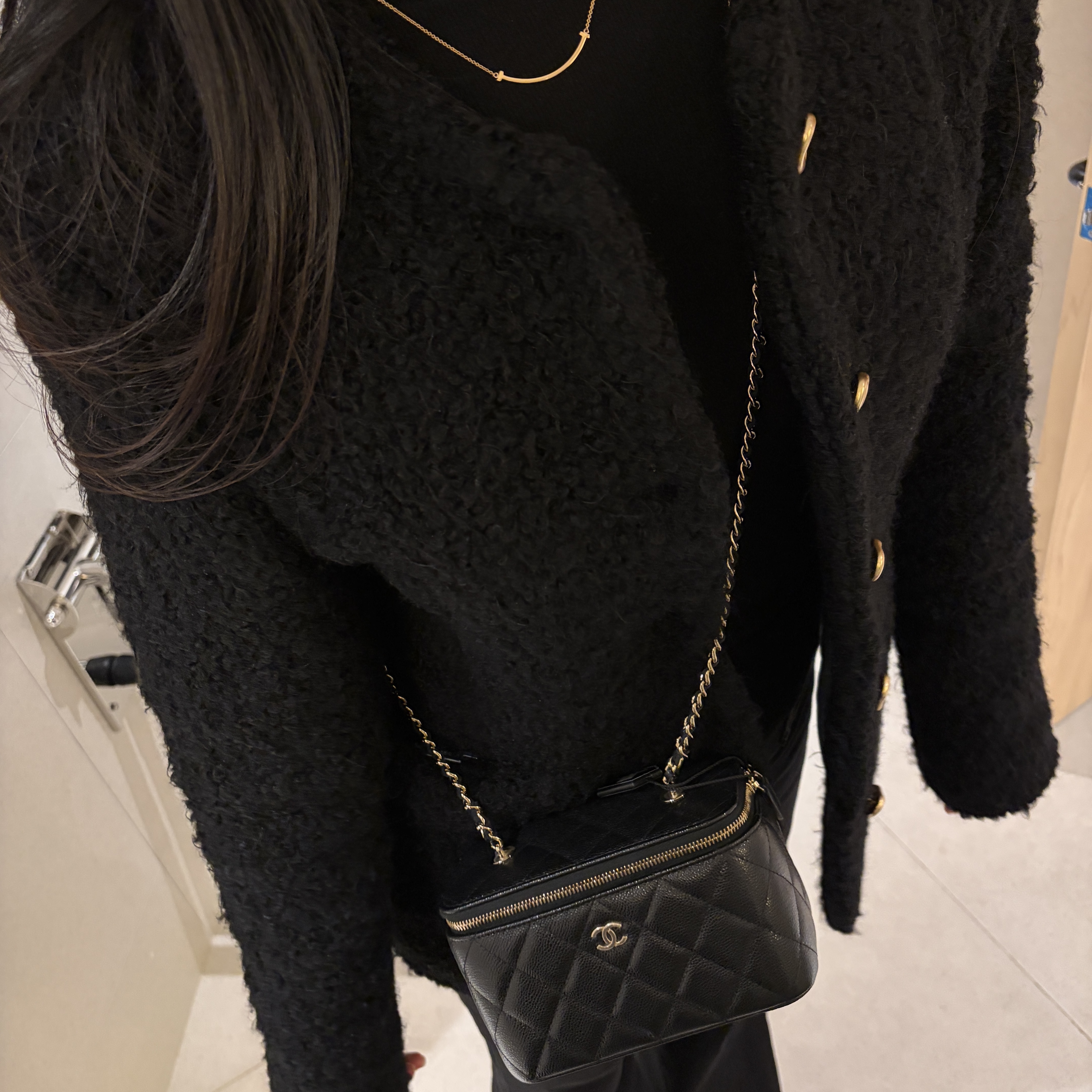 Chanel Small Classic Vanity with Chain Grained Calfskin & Gold Black (Inside Mirror), Tiffany & Co. Tiffany T Smile Pendant Small Rose Gold 착용 스타일