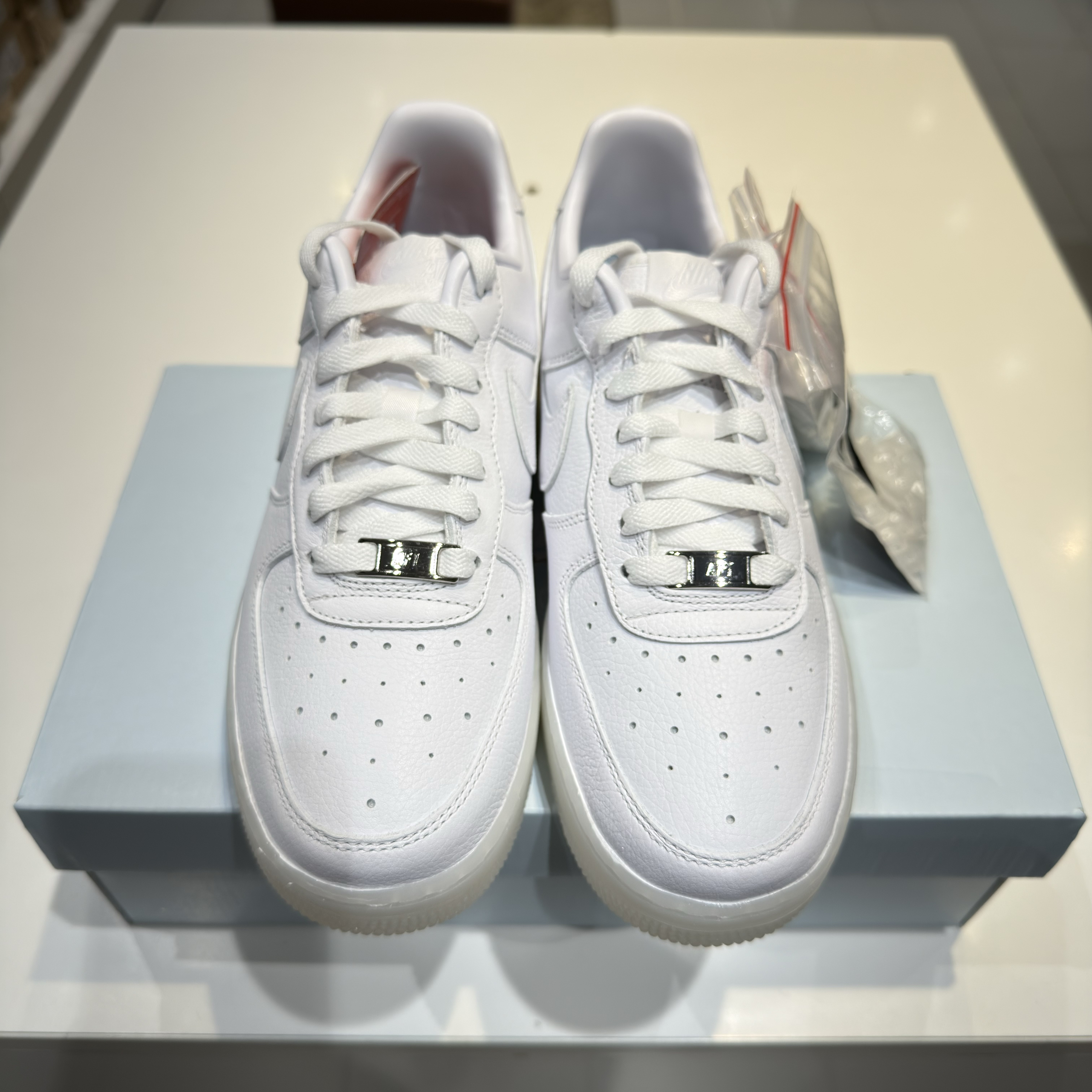 Nike x Drake Nocta Air Force 1 Low SP Certified Lover Boy White Cobalt Tint 착용 스타일 - 1