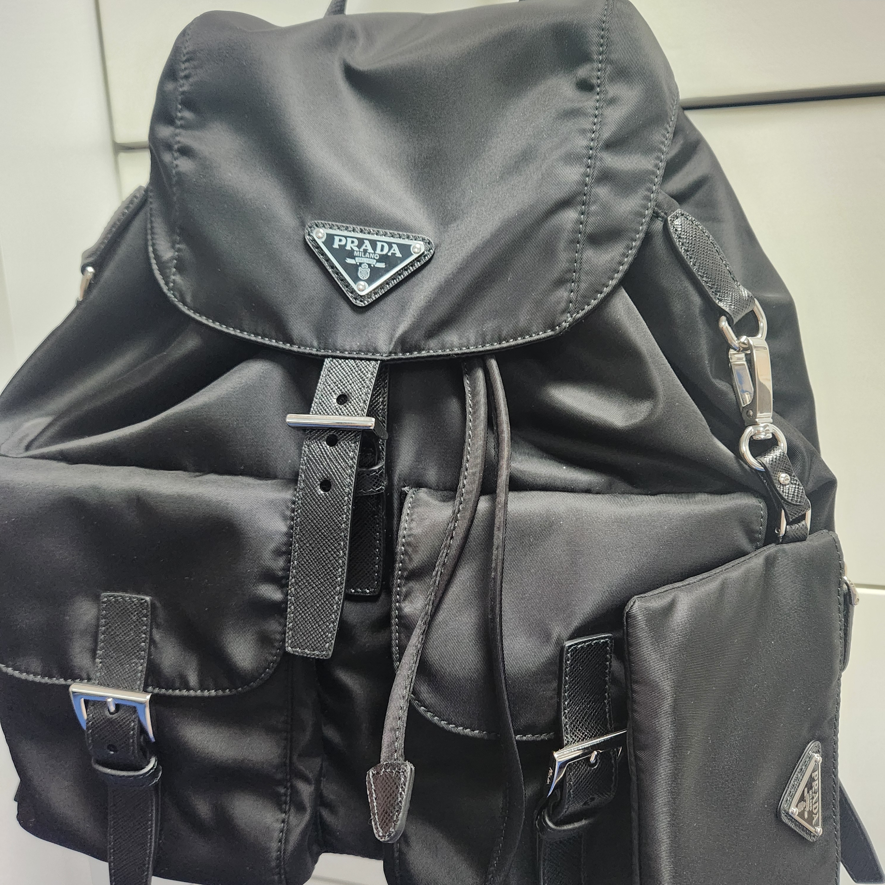 Prada Re-Nylon Medium Backpack Black 착용 스타일 - 1