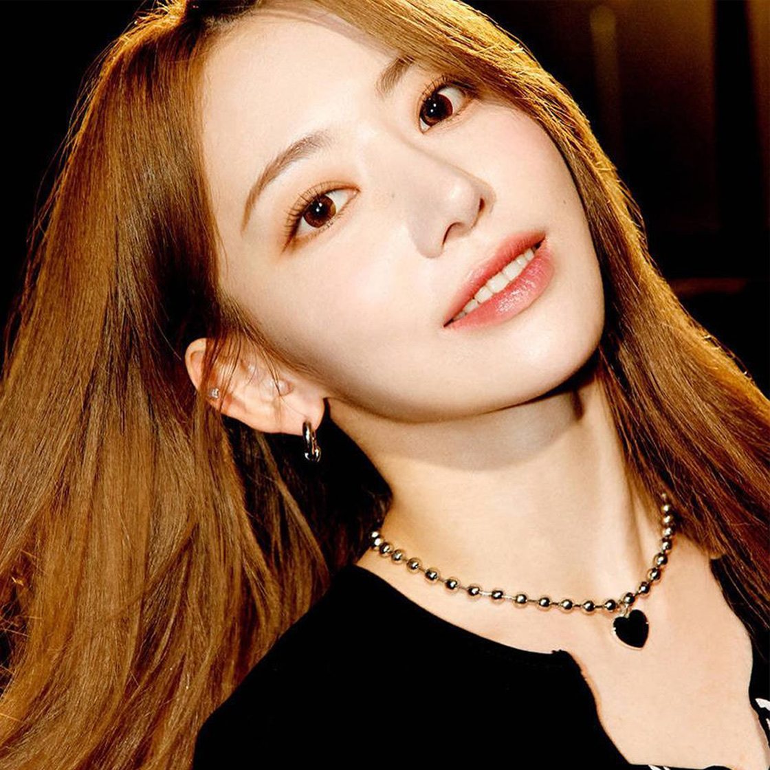 Nonenon Big Black Love Necklace 착용 스타일