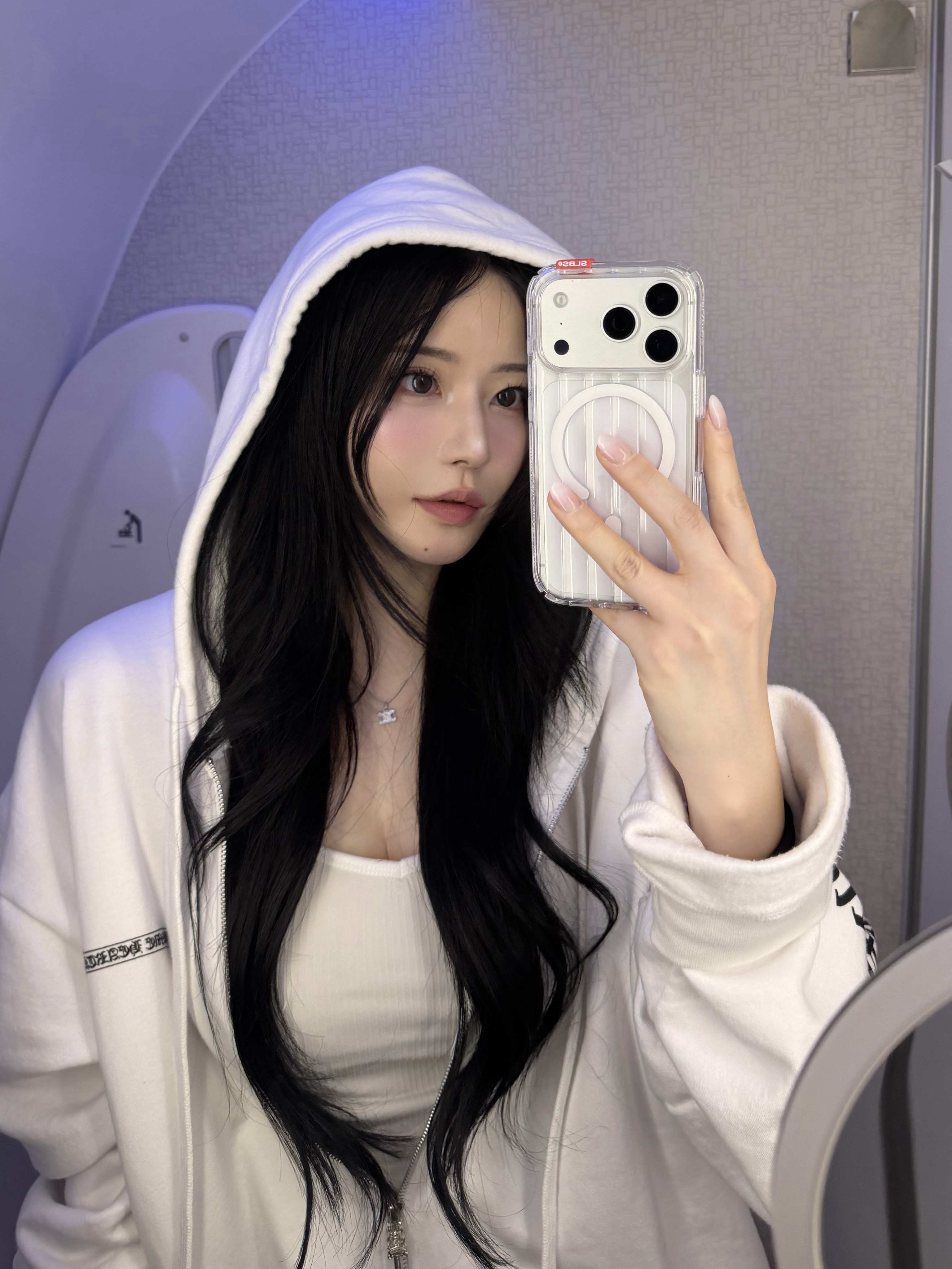 Chrome Hearts Scroll Logo Fleece Zip-Up Hoodie White 착용 스타일