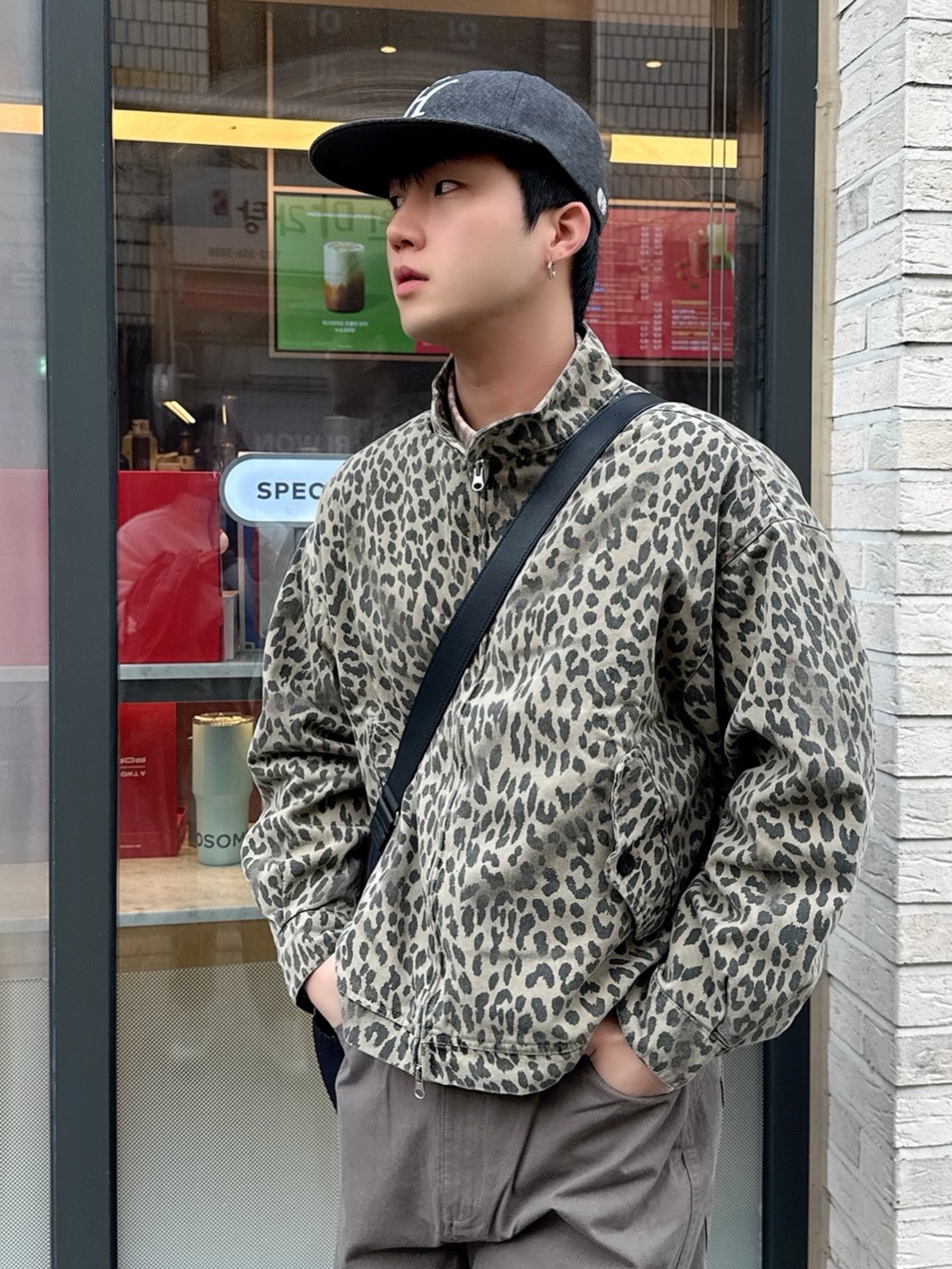 QT8 GARMENTS Washed Leopard Harrington Jacket Beige 착용 스타일 - 1