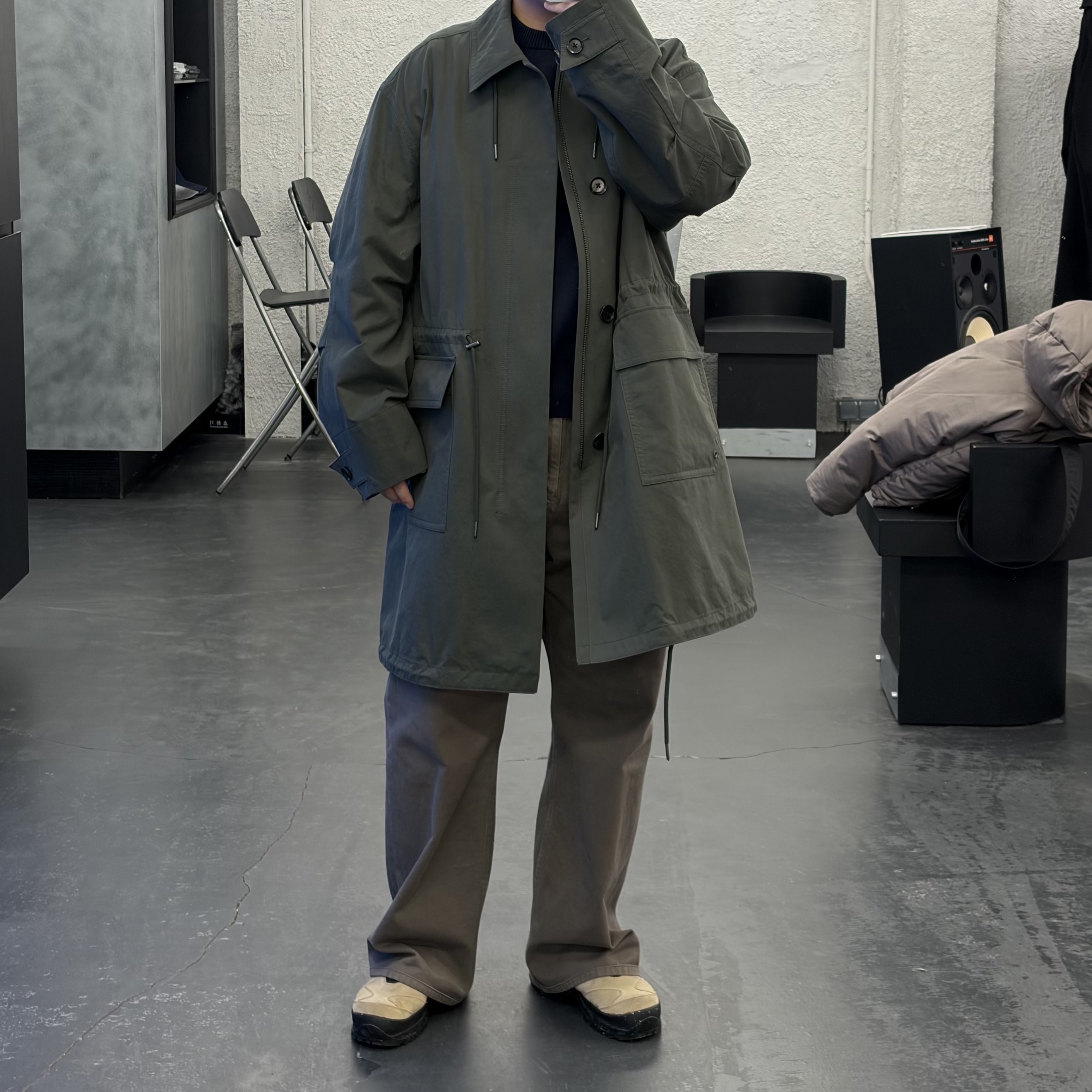 Customellow Zipup Fishtail Jacket Dark Gray 착용 스타일 - 3