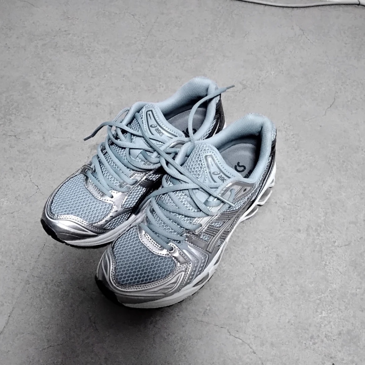 Asics Gel-Kayano 14 Birch Pure Silver 착용 스타일