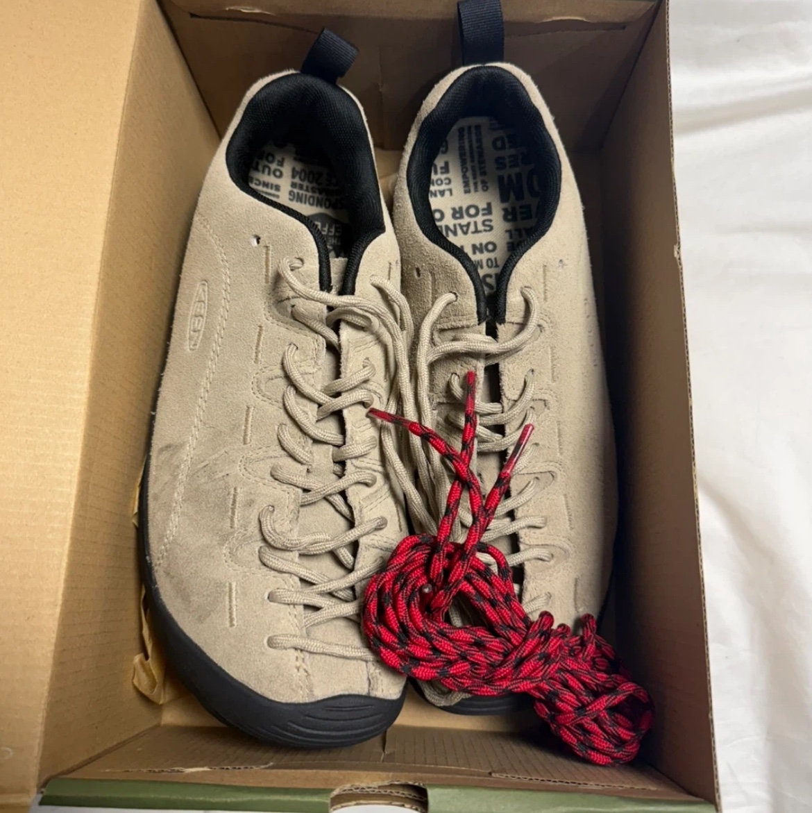 Keen Jasper Suede Sneakers Silver Mink 착용 스타일