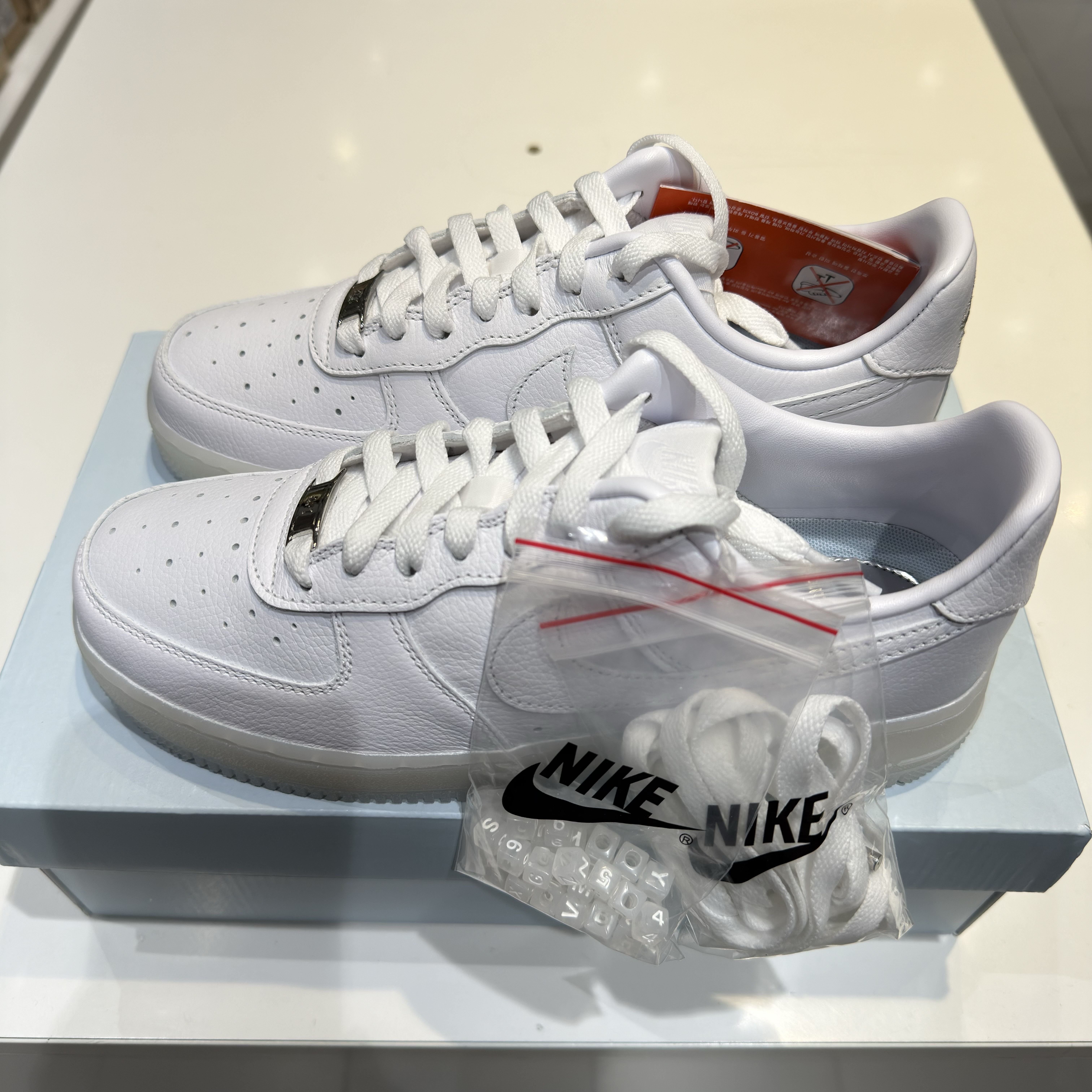 Nike x Drake Nocta Air Force 1 Low SP Certified Lover Boy White Cobalt Tint 착용 스타일 - 2