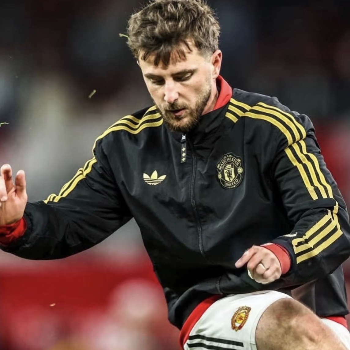 Adidas Manchester United Cultural Story Reversible Jacket Blac Better Scarlet - US Sizing (Non Marking Ver.) 착용 스타일 - 1