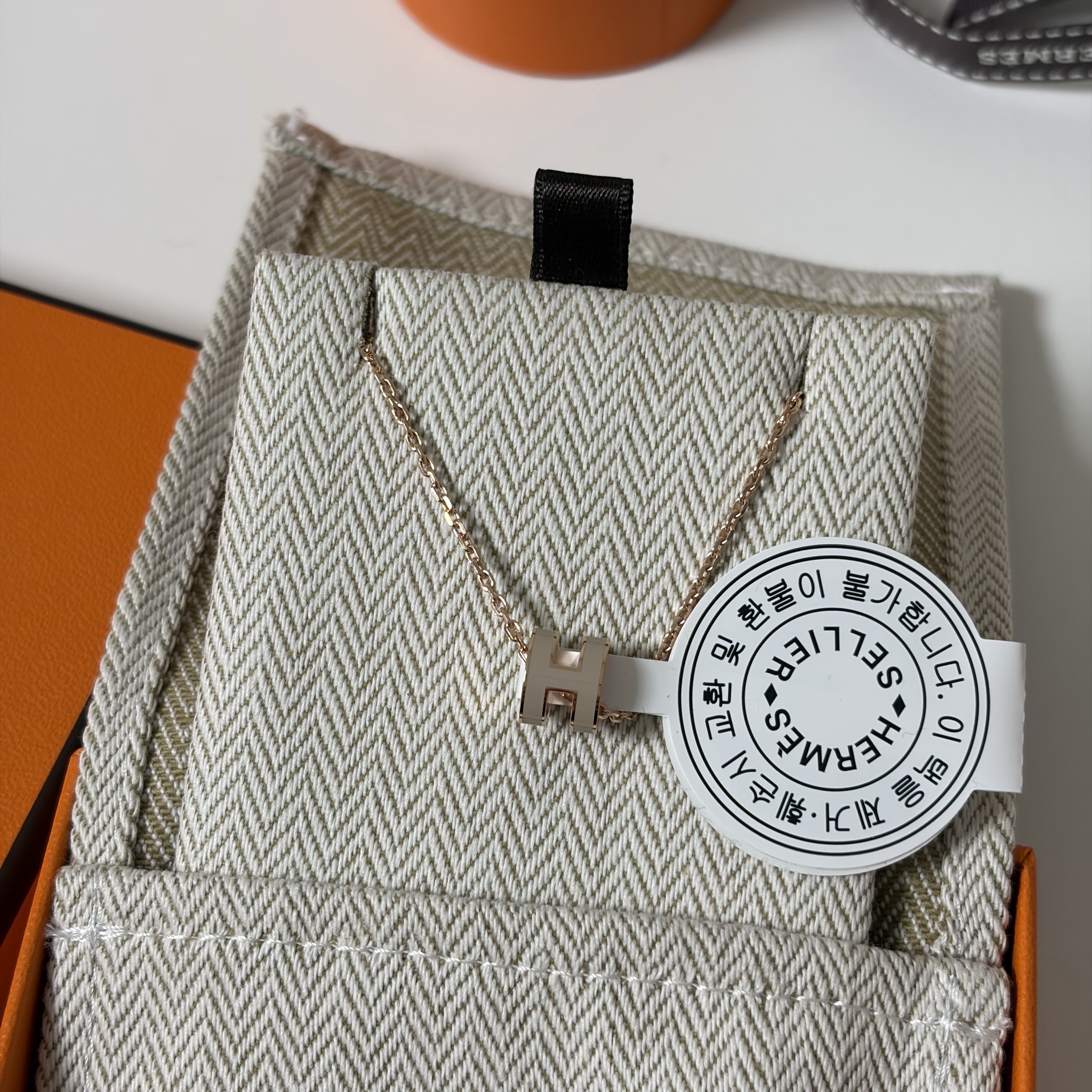 (W) Hermes Mini Pop H Pendant Rose Gold & Marron Glace 착용 스타일