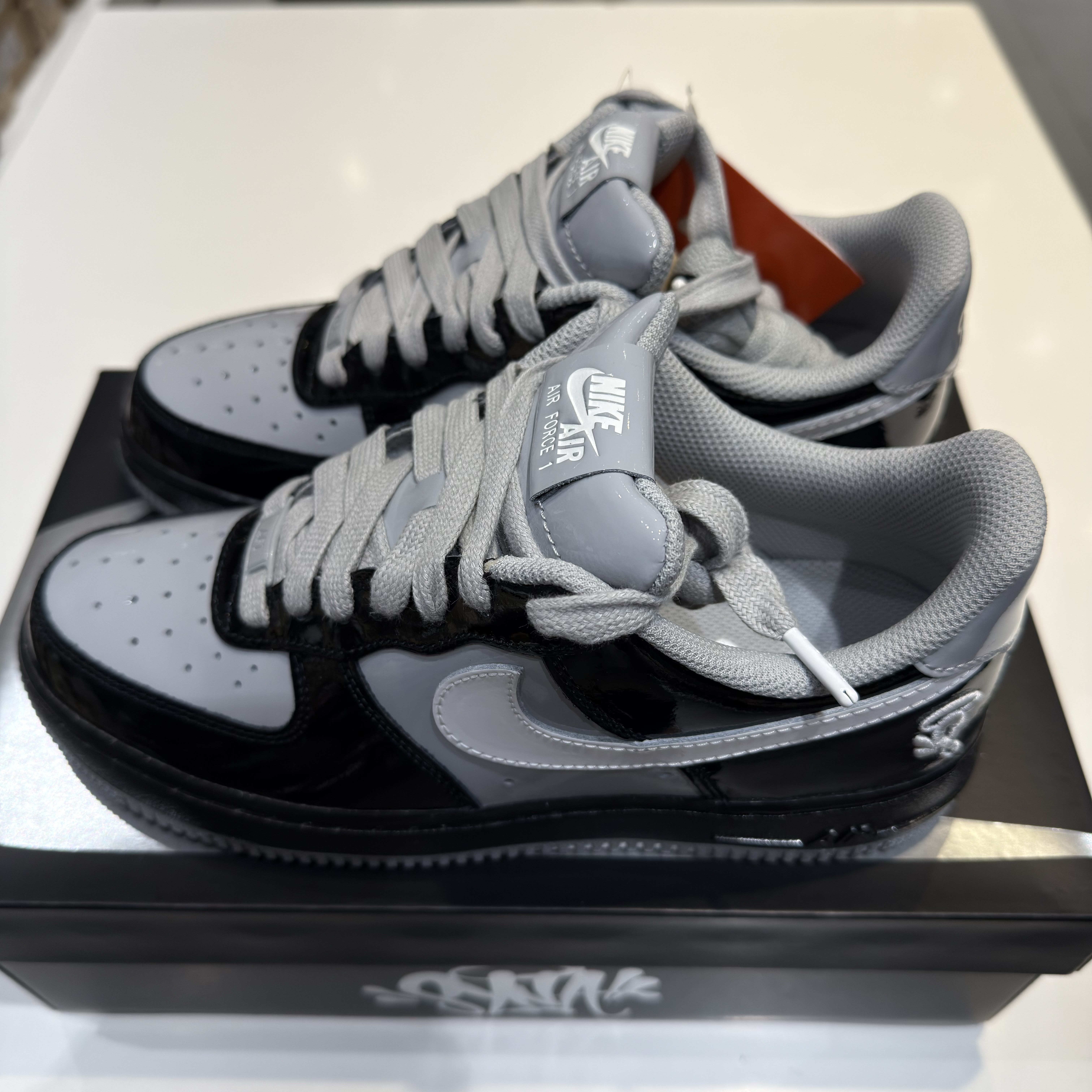 Nike x Syna Air Force 1 '07 Black and Light Smoke Grey 착용 스타일 - 2
