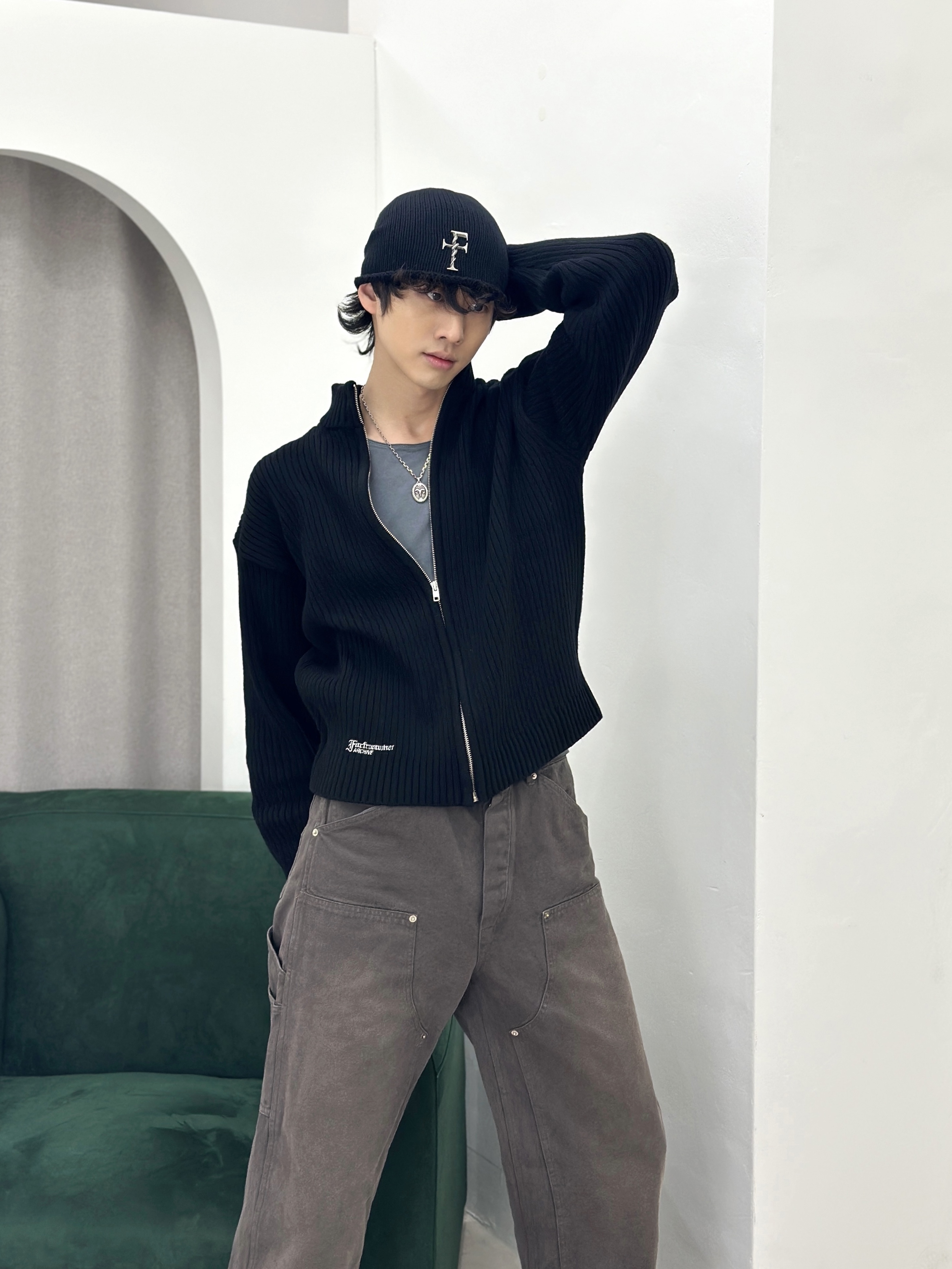 Farfromwhat Far High Neck Rib Knit Zip-Up_Black, Farfromwhat Far Aged Brown Carpenter Pants 착용 스타일 - 5