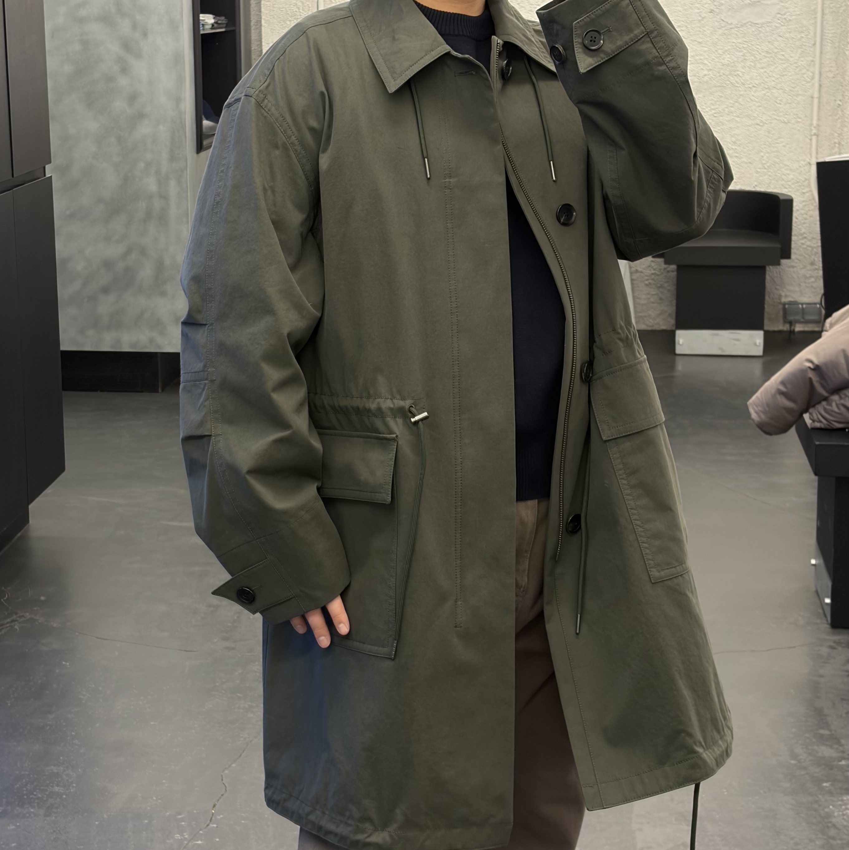 Customellow Zipup Fishtail Jacket Dark Gray 착용 스타일 - 1
