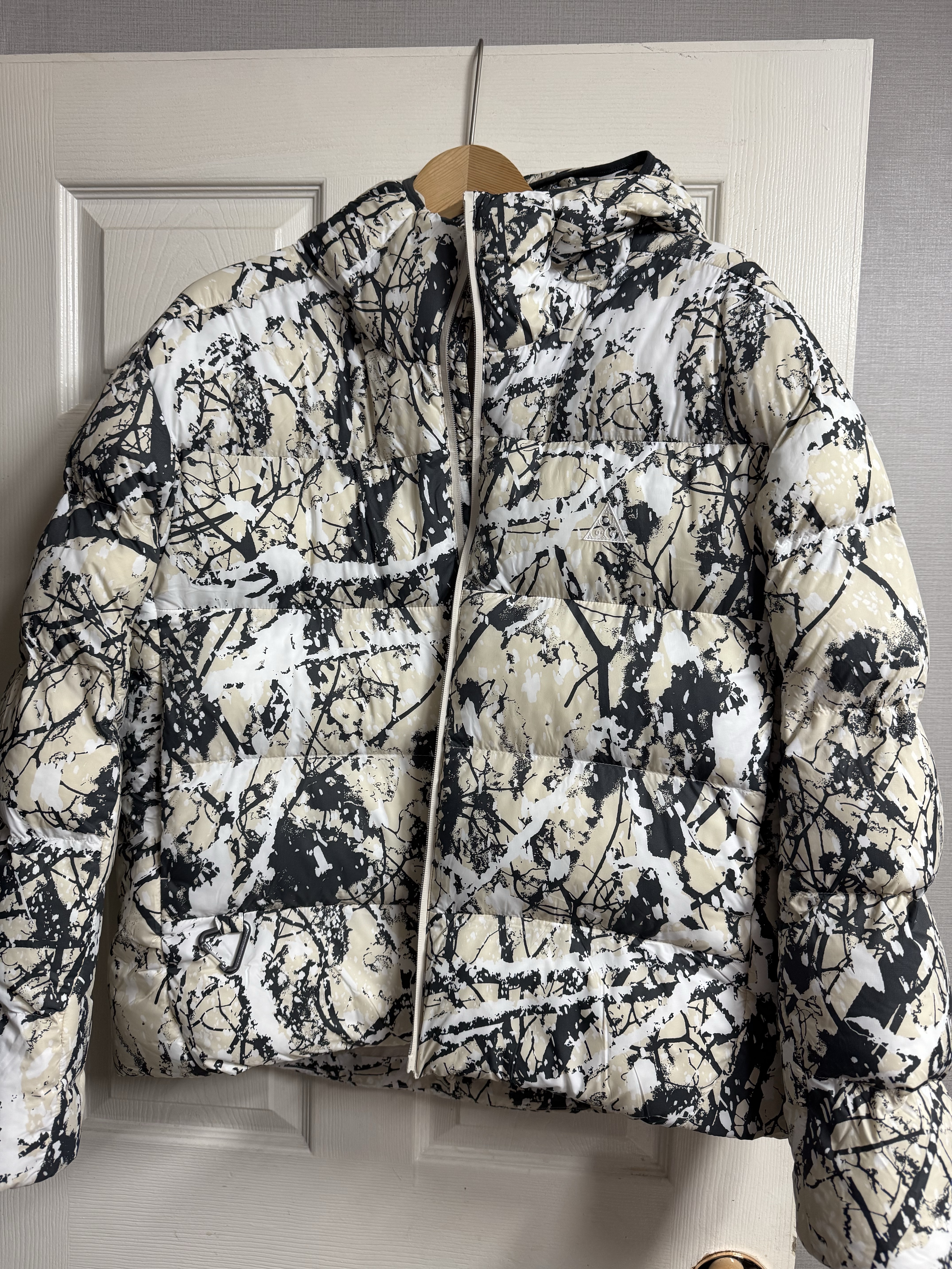 Nike ACG Lunar Lake PrimaLoft Therma-Fit ADV Loose Hooded Jacket Light Orewood Brown Anthracite - Asia, Nike ACG Lunar Lake Therma-Fit ADV Jacket Anthracite Black - Asia 착용 스타일 - 1