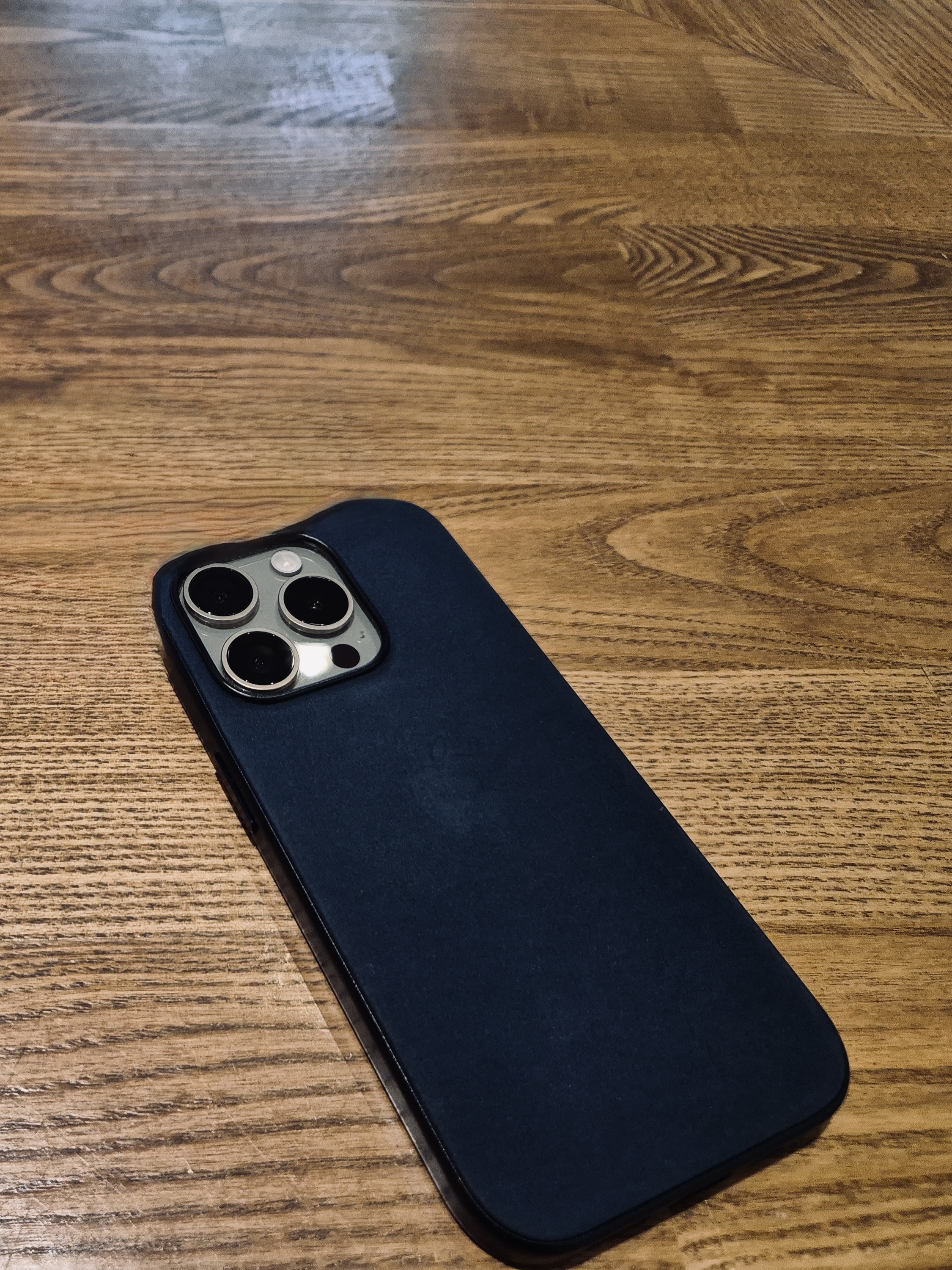 Apple iPhone 15 FineWoven Case with MagSafe Black 착용 스타일