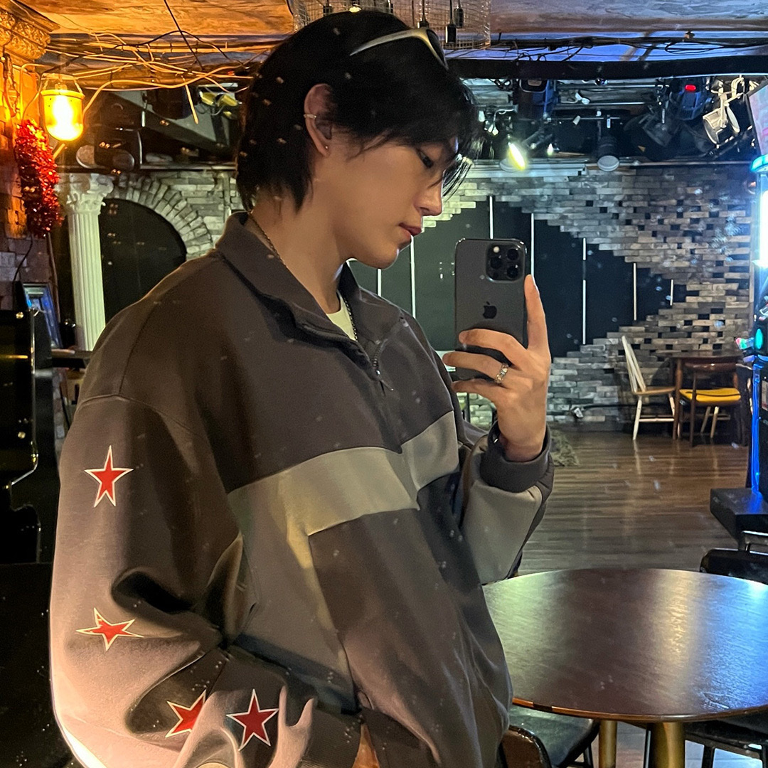 Thevinylhouse Star Track Zip-Up Charcoal 착용 스타일