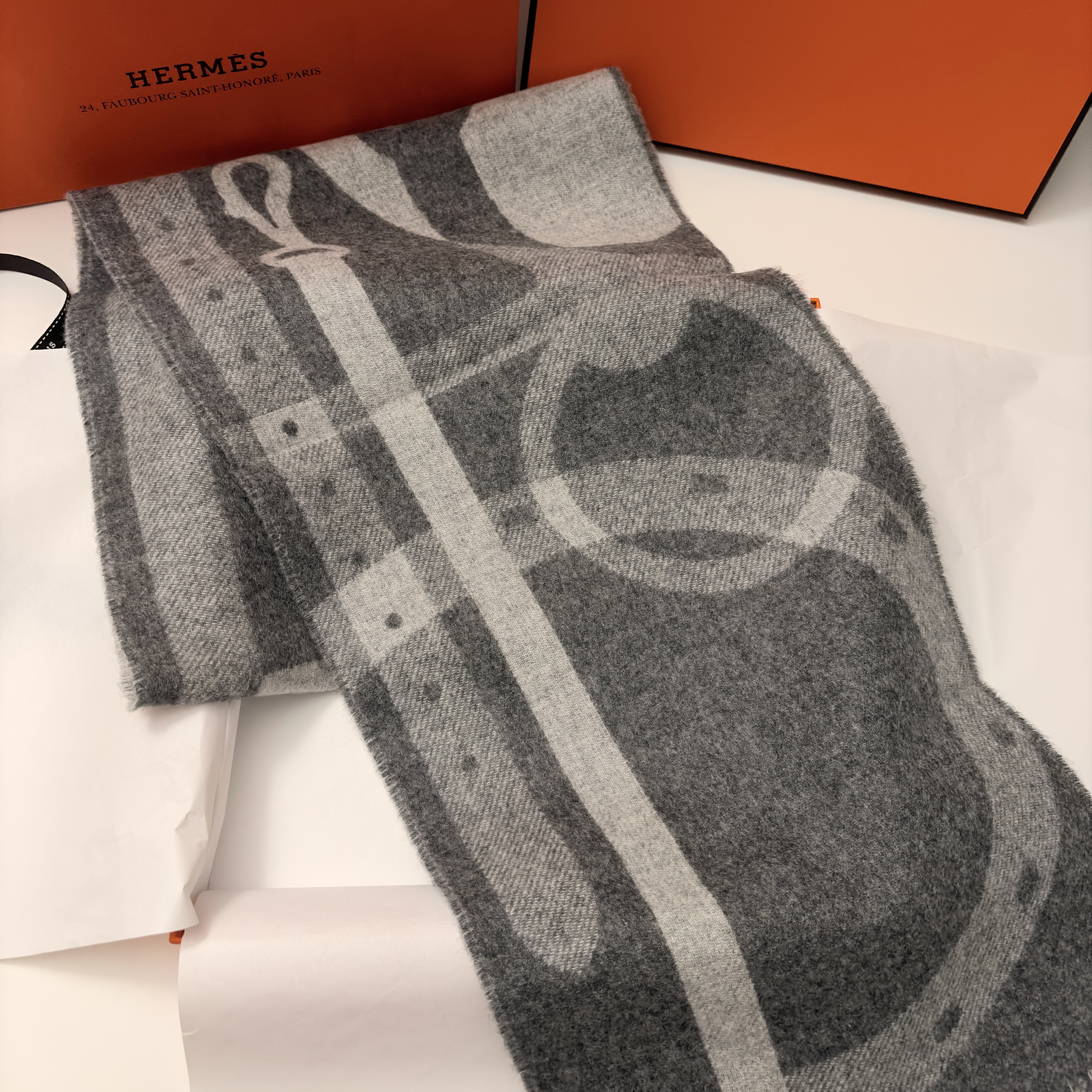 Hermes Ready Steady Go Muffler Cashmere & Gris Elephant Gris Clair Chine 착용 스타일 - 3