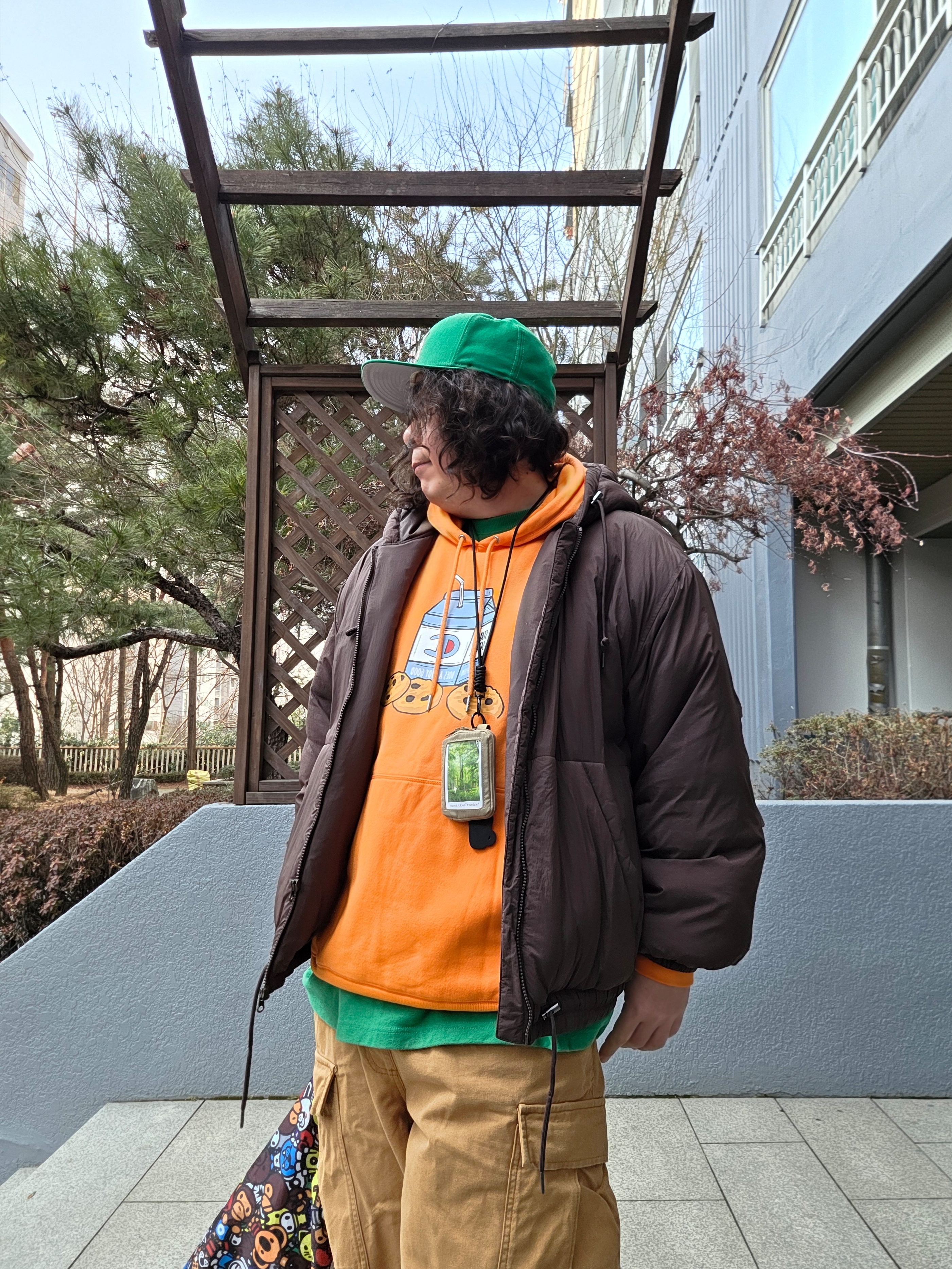 Nike Air Force 1 '07 LV8 EMB White Malachite, Starbucks x BAPE Baby Milo Foldable Bag 착용 스타일 - 4