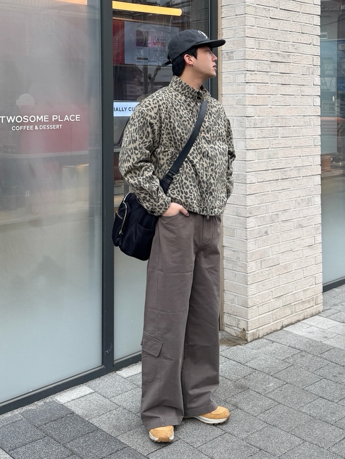 QT8 GARMENTS Washed Leopard Harrington Jacket Beige 착용 스타일 - 3