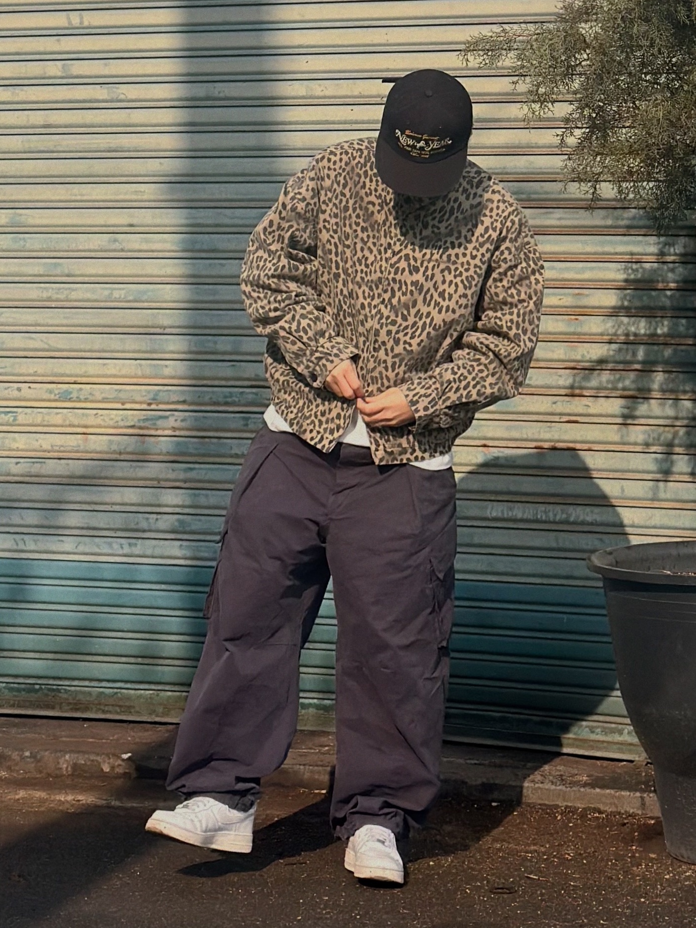 QT8 GARMENTS Washed Leopard Harrington Jacket Beige 착용 스타일 - 2