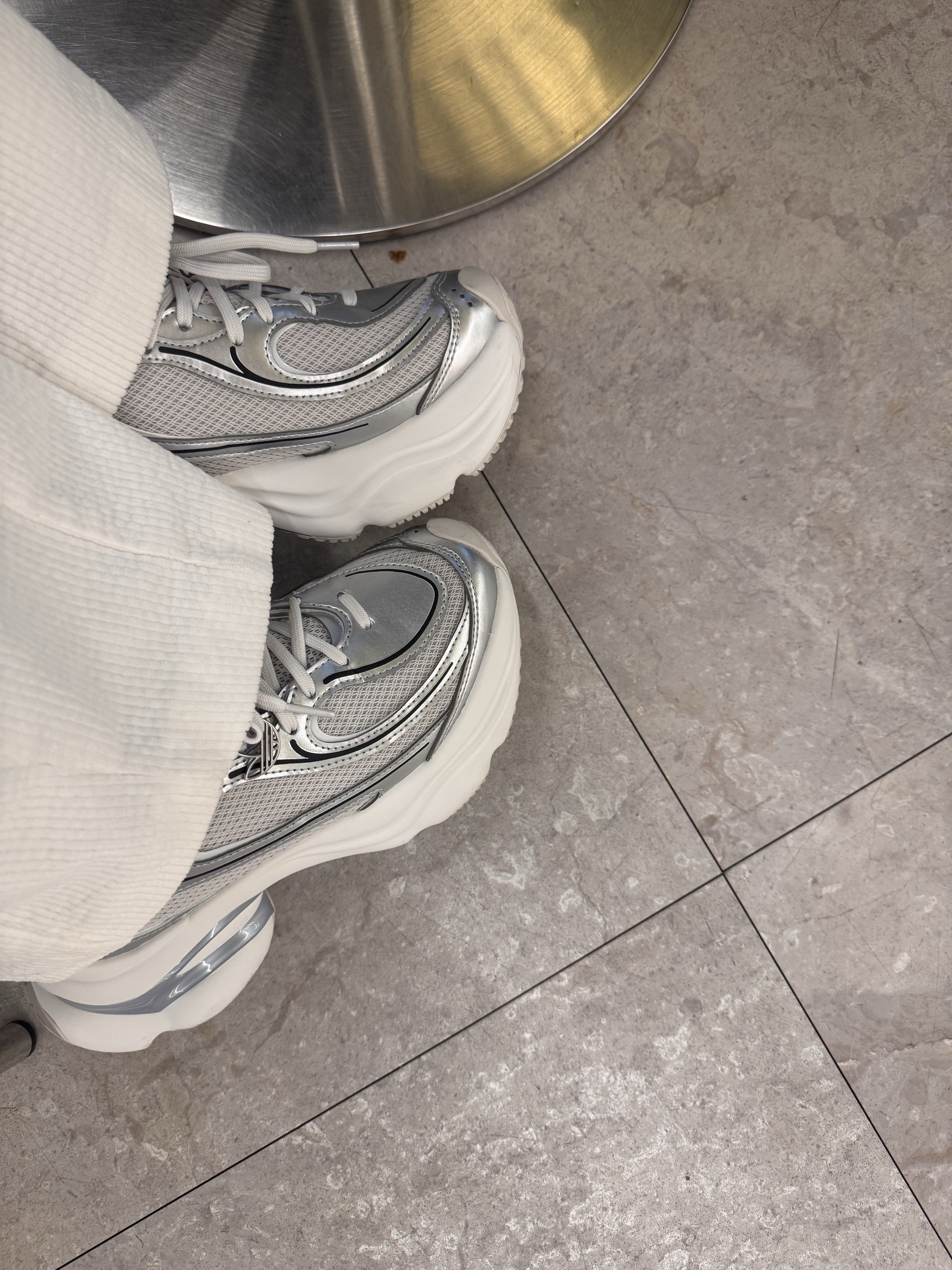 (W) Adidas Ozvenuz Silver Metallic Grey One 착용 스타일 - 2