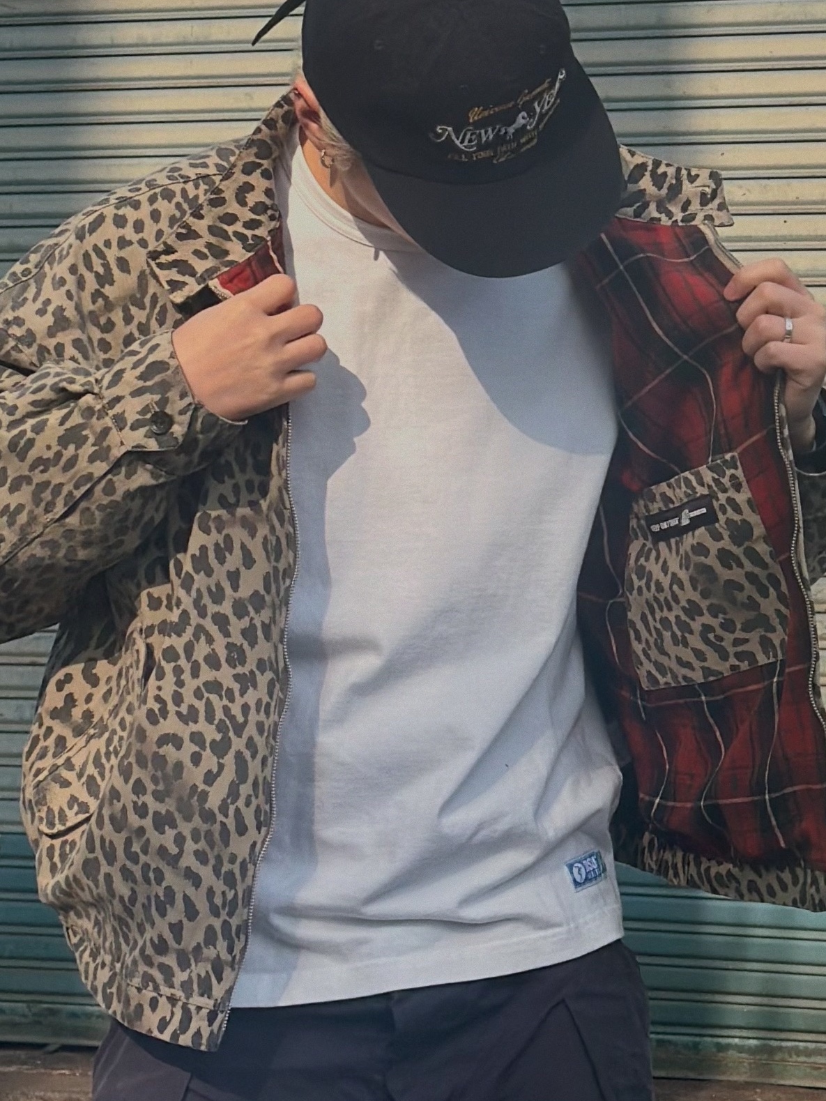 QT8 GARMENTS Washed Leopard Harrington Jacket Beige 착용 스타일 - 3