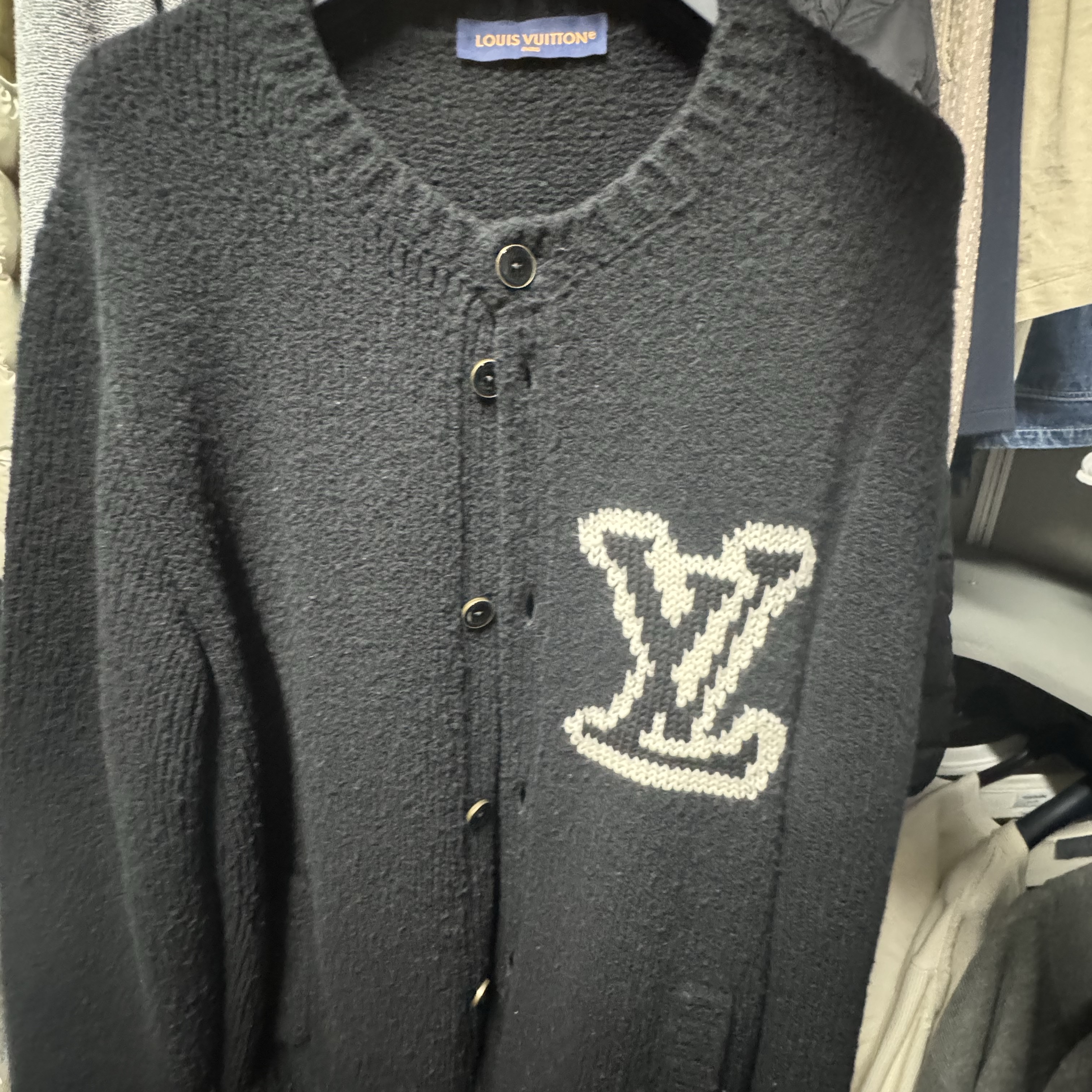 Louis Vuitton Chunky Intarsia Signature Cardigan Black 착용 스타일 - 2