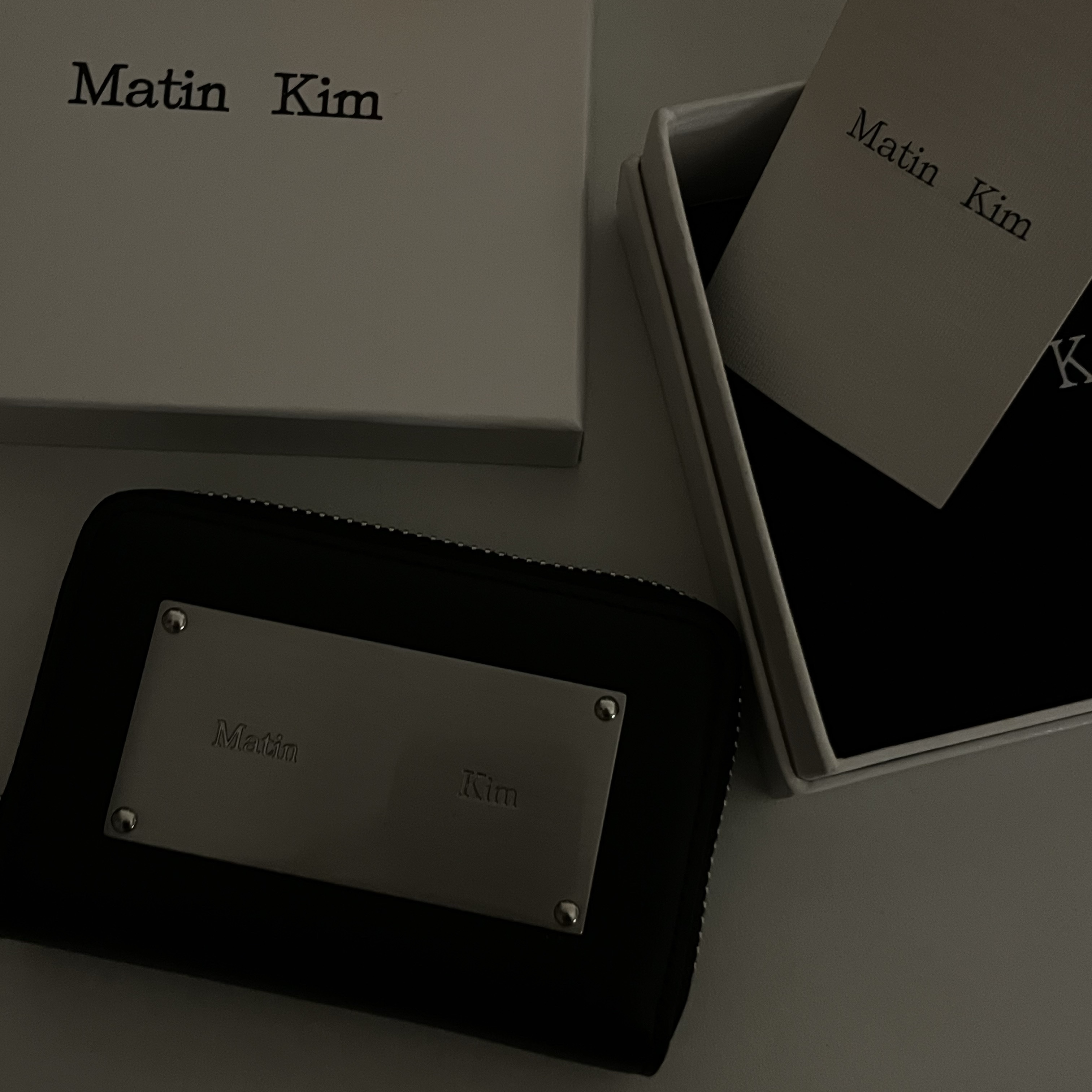 Matin Kim Vintage Compact Wallet Black 착용 스타일