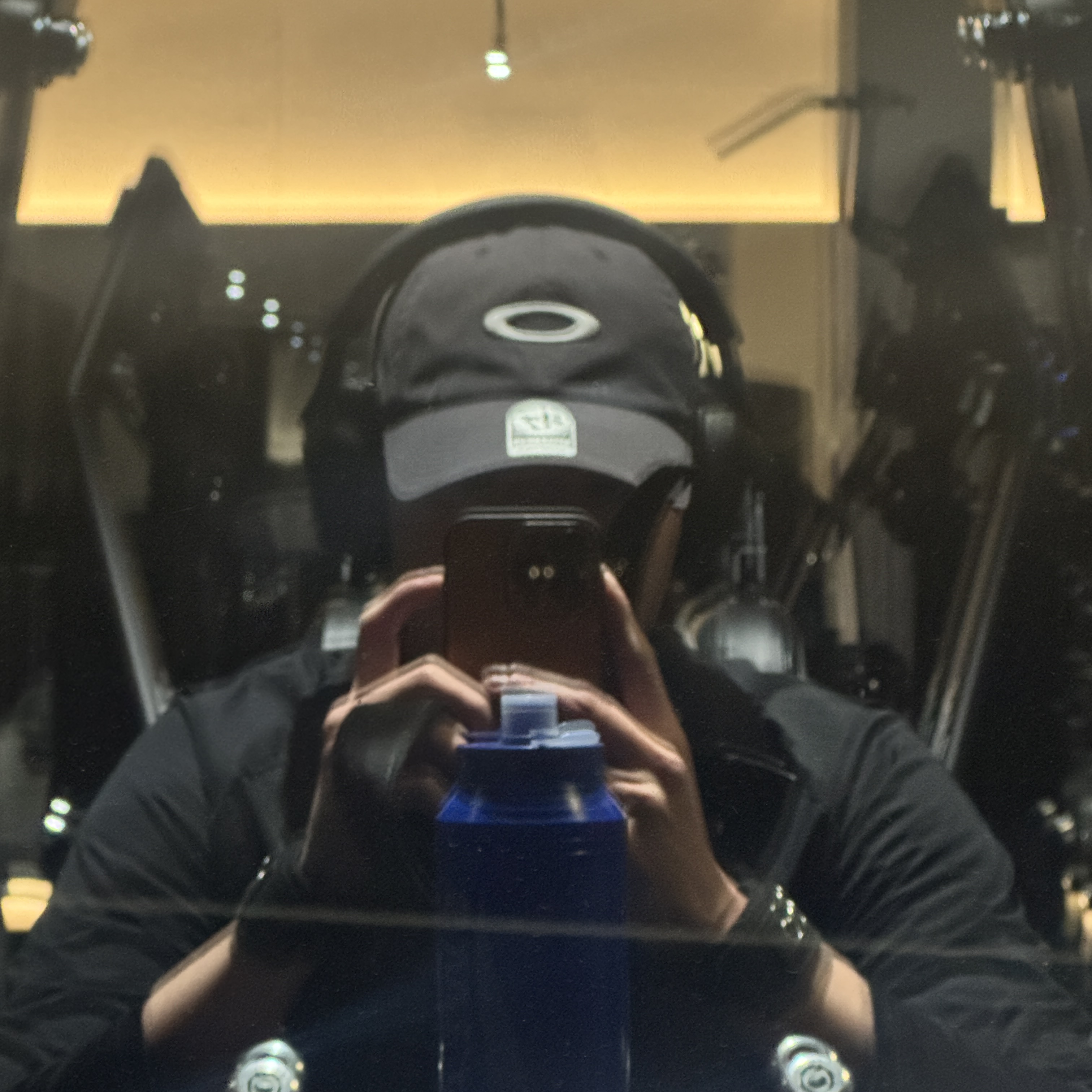 Oakley Remix Dad Hat Blackout, Sony WH-1000XM5 Black (Korean Ver.) 착용 스타일