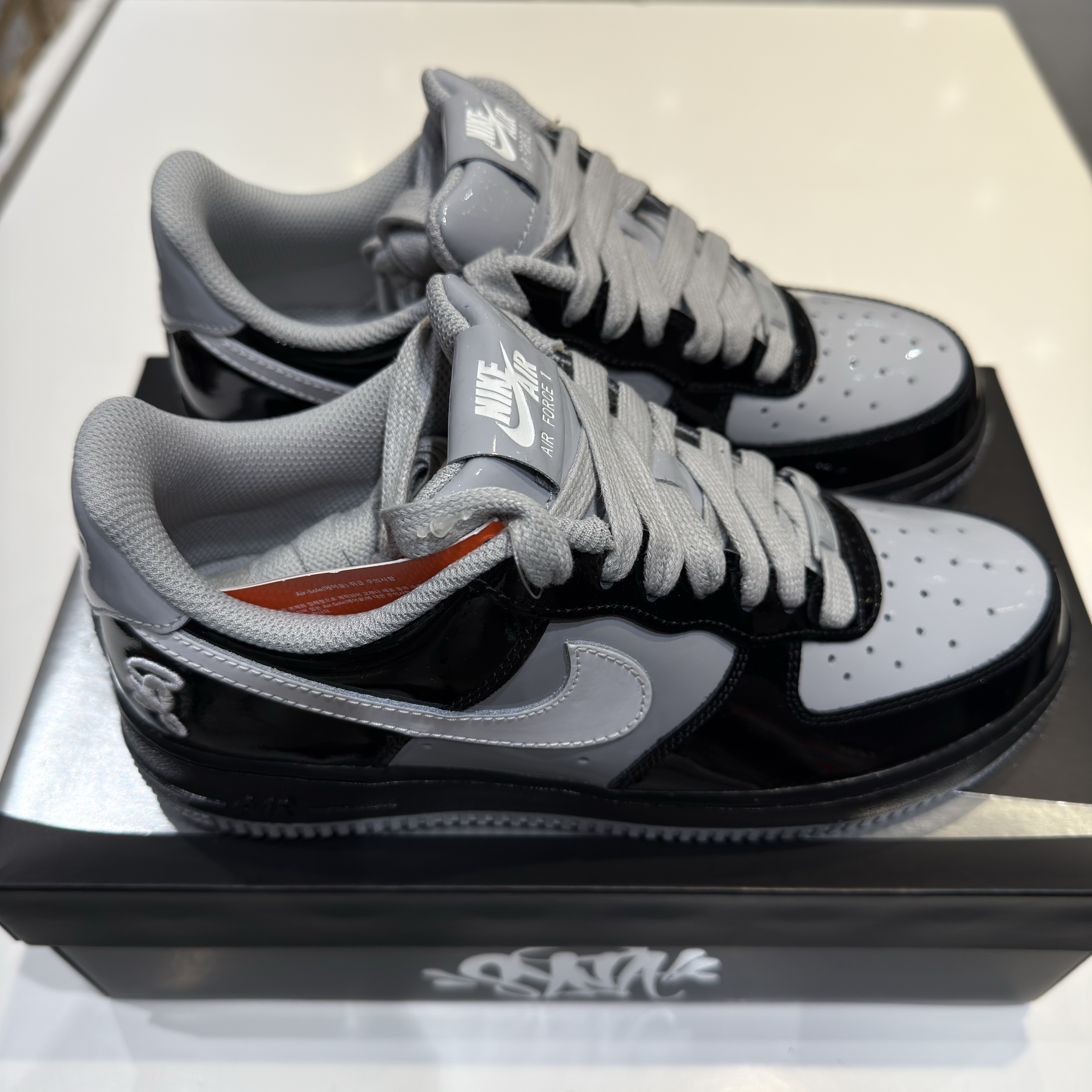 Nike x Syna Air Force 1 '07 Black and Light Smoke Grey 착용 스타일 - 5