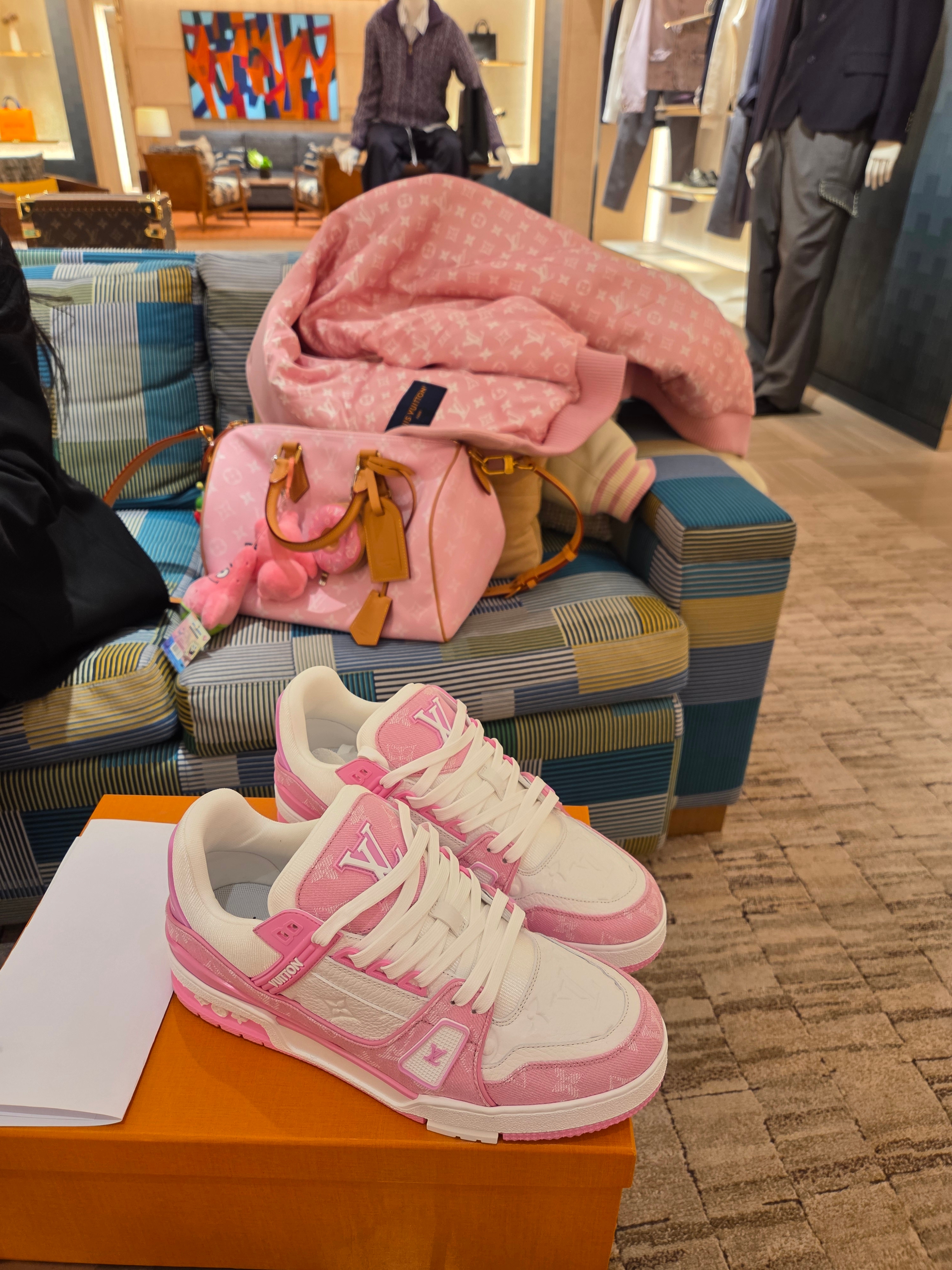 (W) Louis Vuitton LV Trainer Sneakers Rose, Louis Vuitton Speedy P9 Bandouliere 25 Damoflage Pink Sakura 착용 스타일 - 1