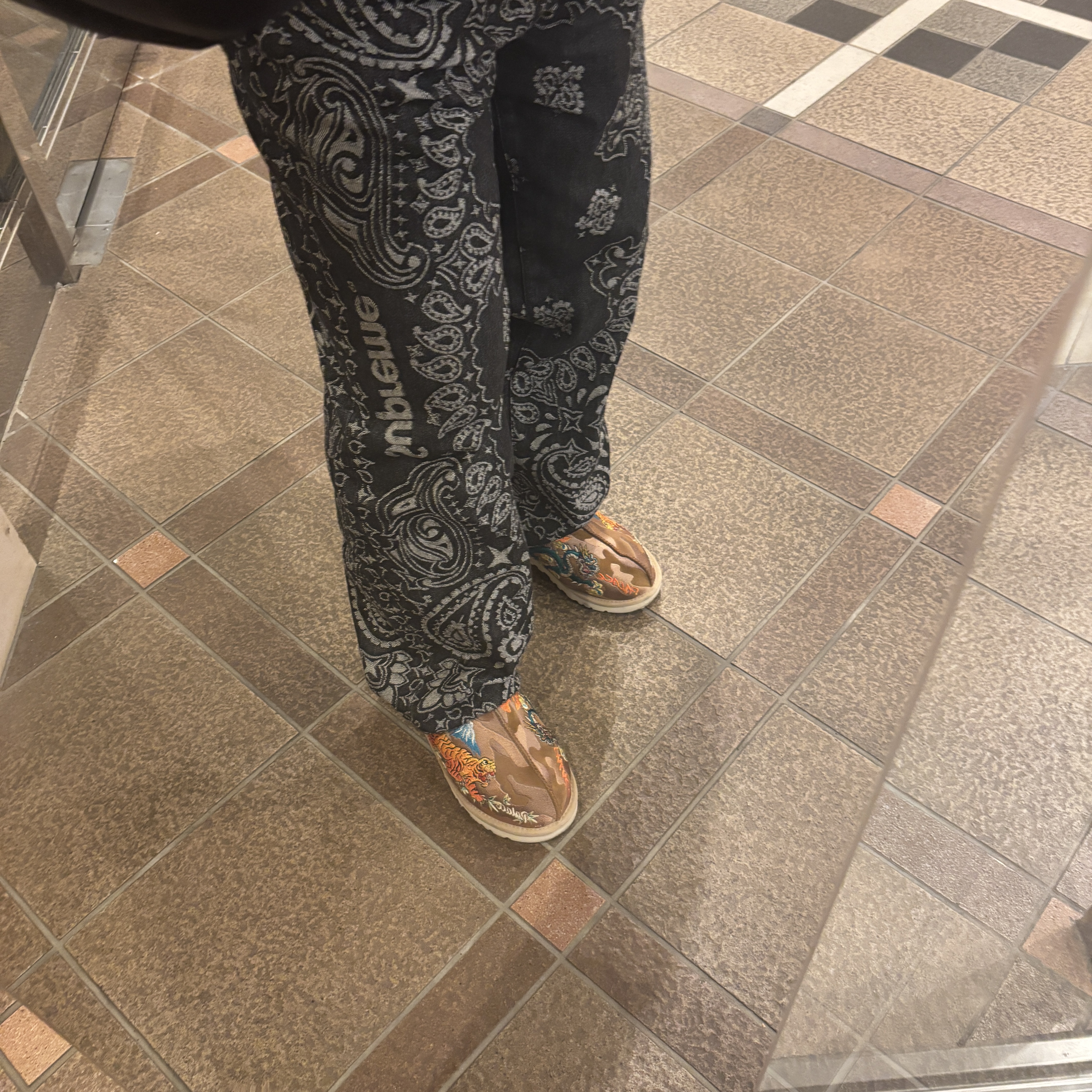 UGG x Palace Tasman Slipper Chestnut Camo, Supreme 2-Tone Paneled Baggy Jean Black - 24FW 착용 스타일 - 2