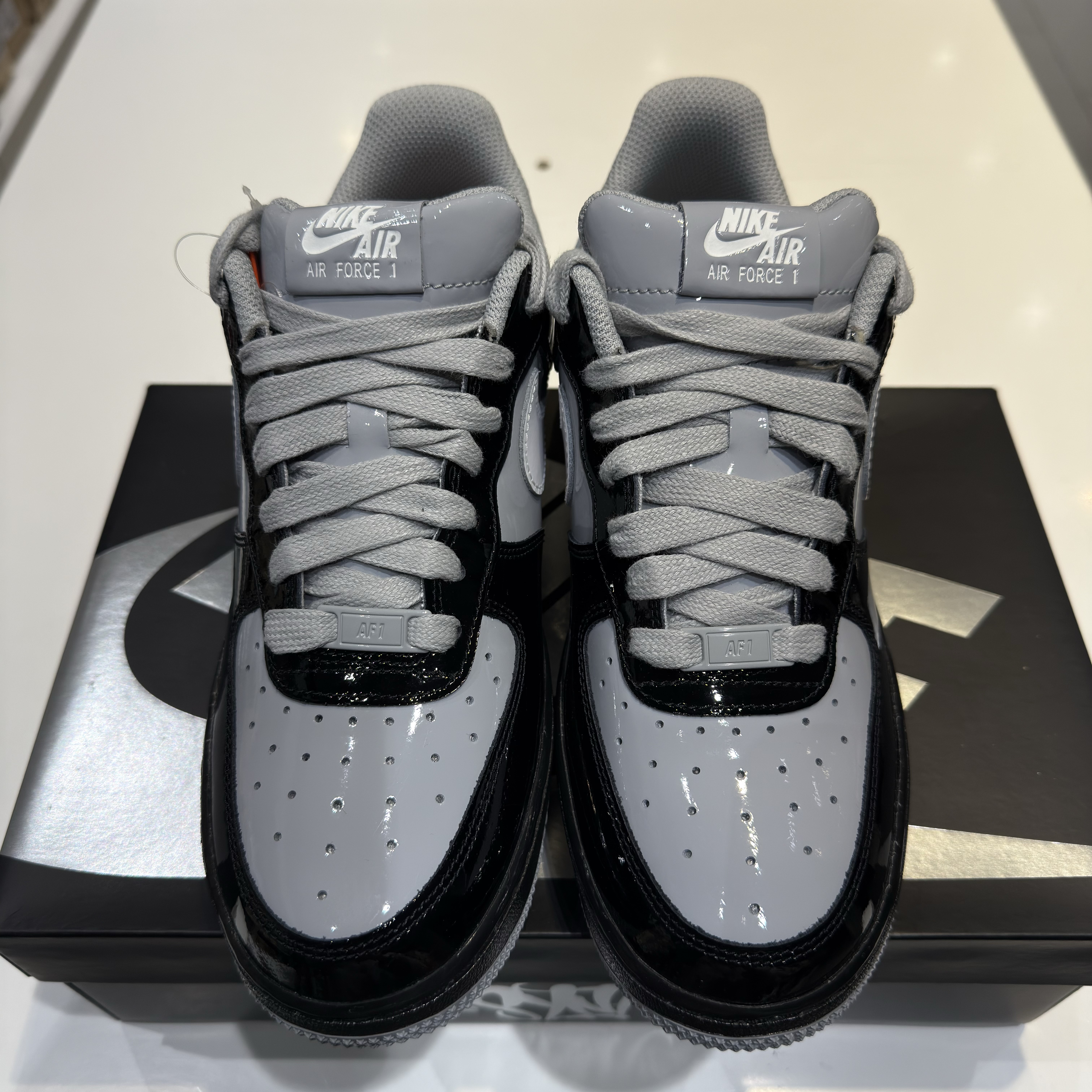 Nike x Syna Air Force 1 '07 Black and Light Smoke Grey 착용 스타일 - 1