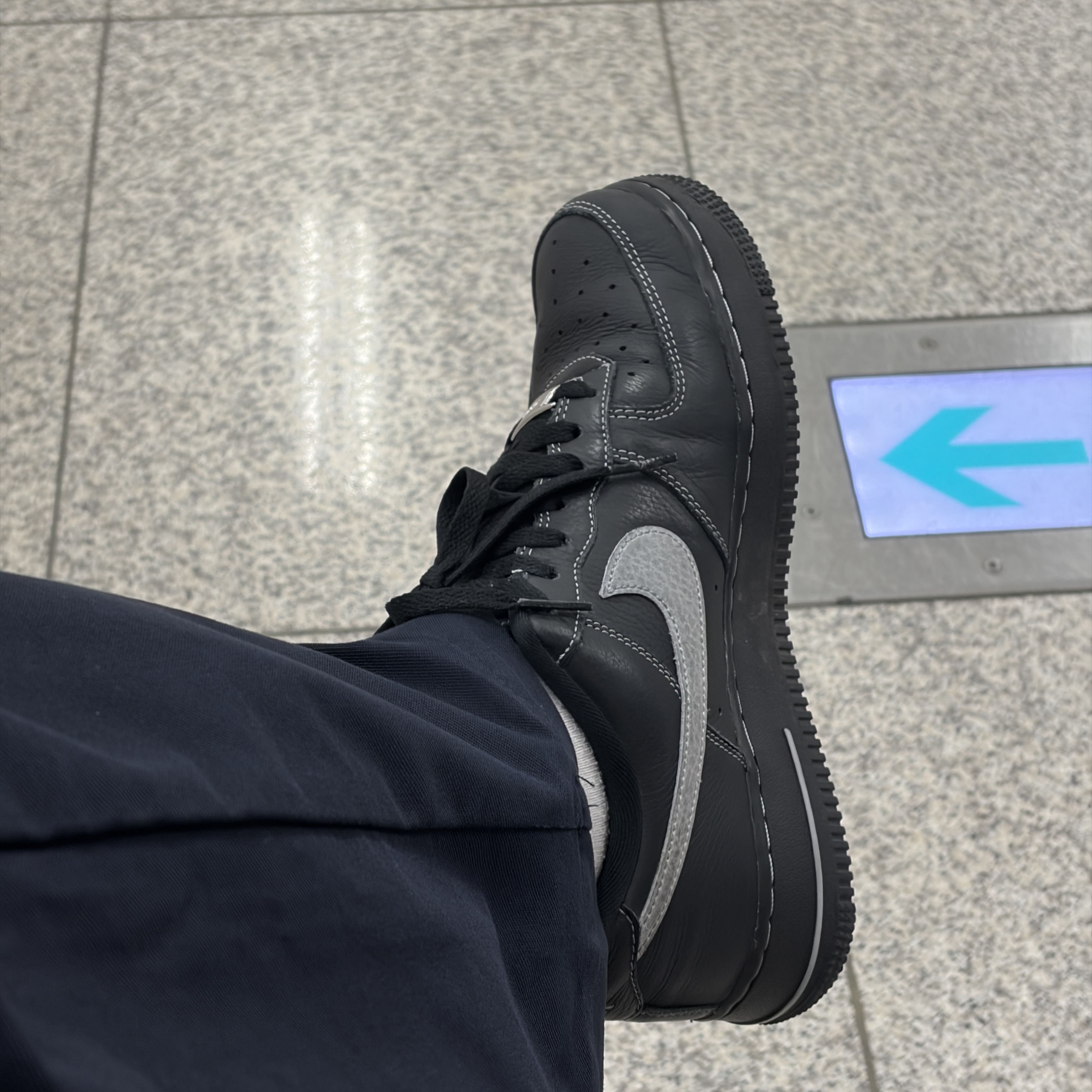 Nike Air Force 1 '07 LV8 Black Wolf Grey 착용 스타일