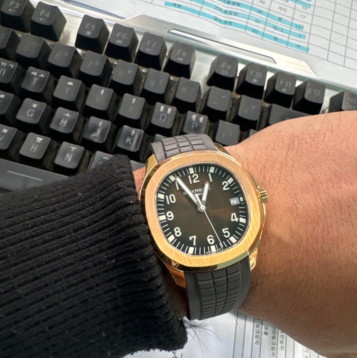 Patek Philippe Aquanaut 40mm 5167R-001 Rose Gold Brown Dial Chocolate Brown 착용 스타일 - 2