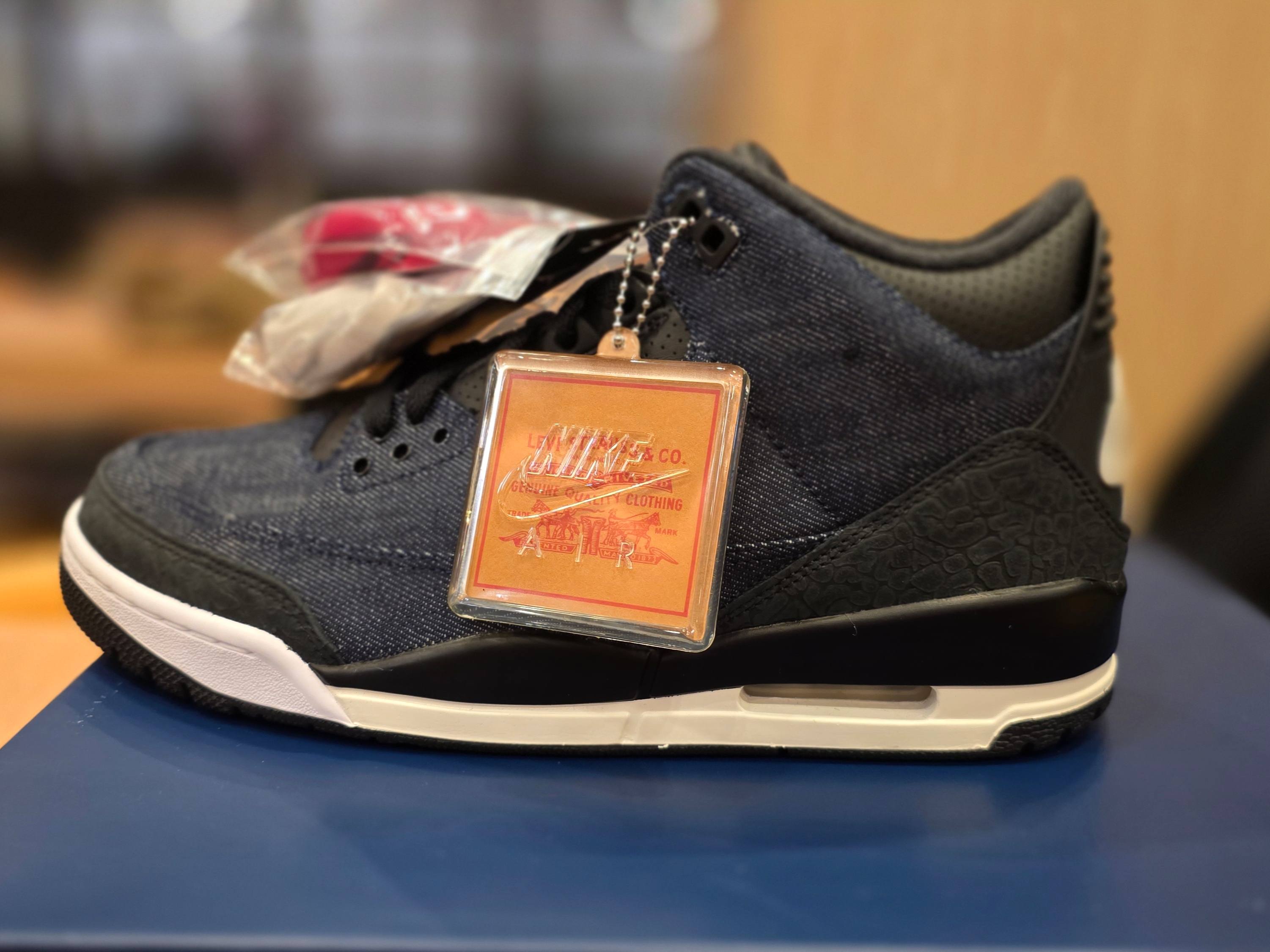 Jordan 3 x Levi’s Indigo and Gym Red 착용 스타일
