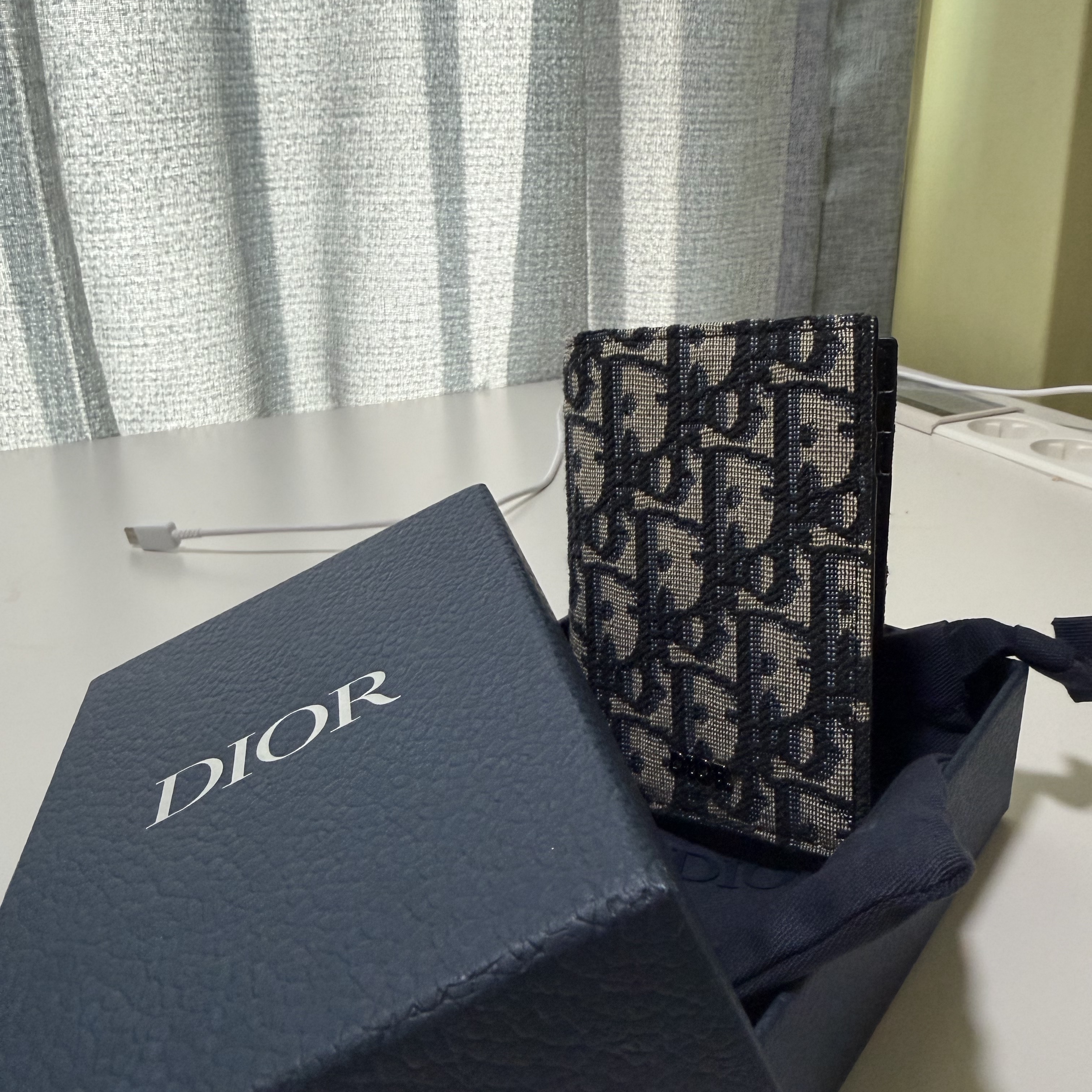 Dior Bi-Fold Card Holder Beige & Black Dior Oblique Jacquard 착용 스타일