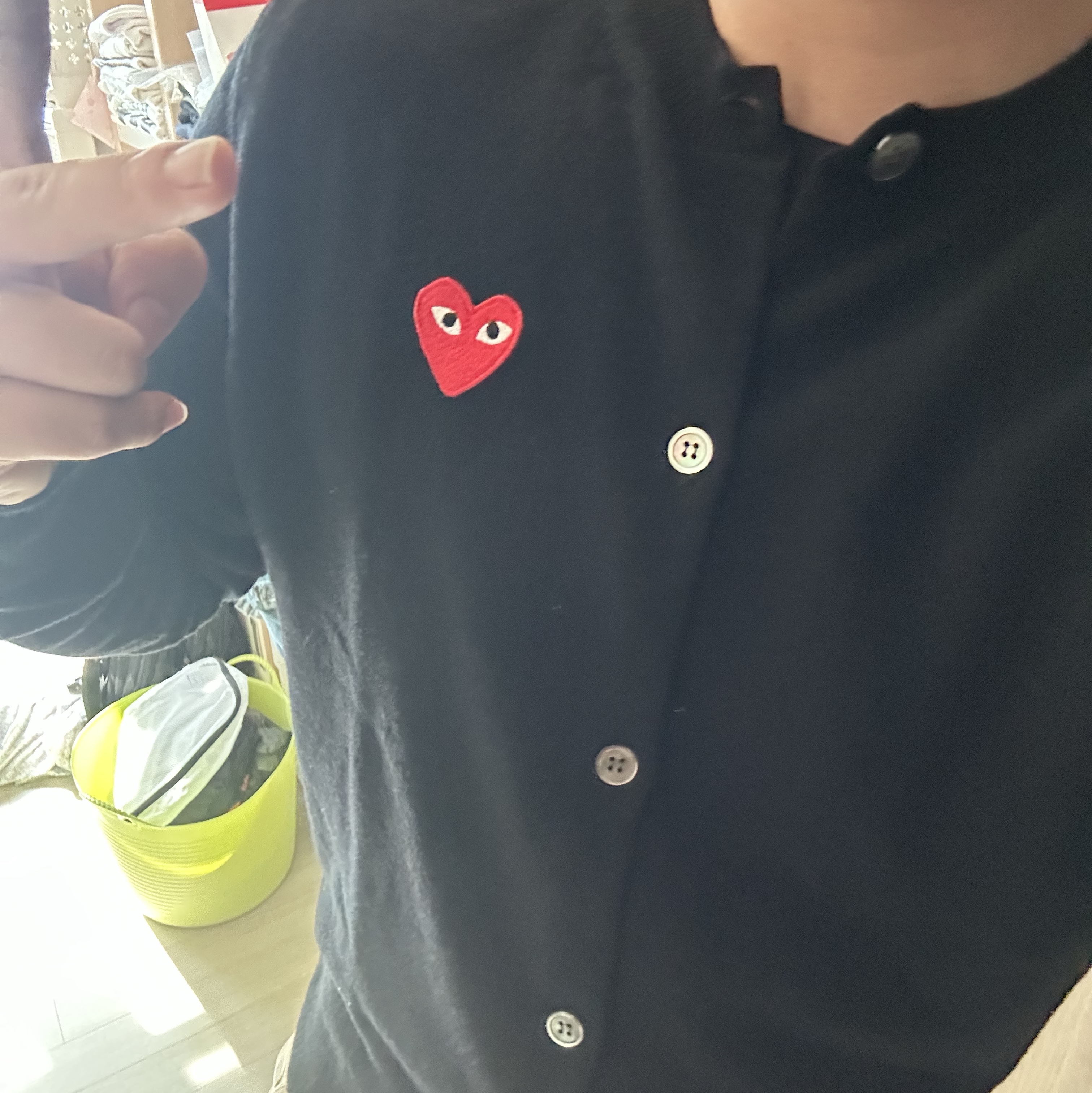 Play Comme des Garcons Red Heart Knit Cardigan Black 착용 스타일