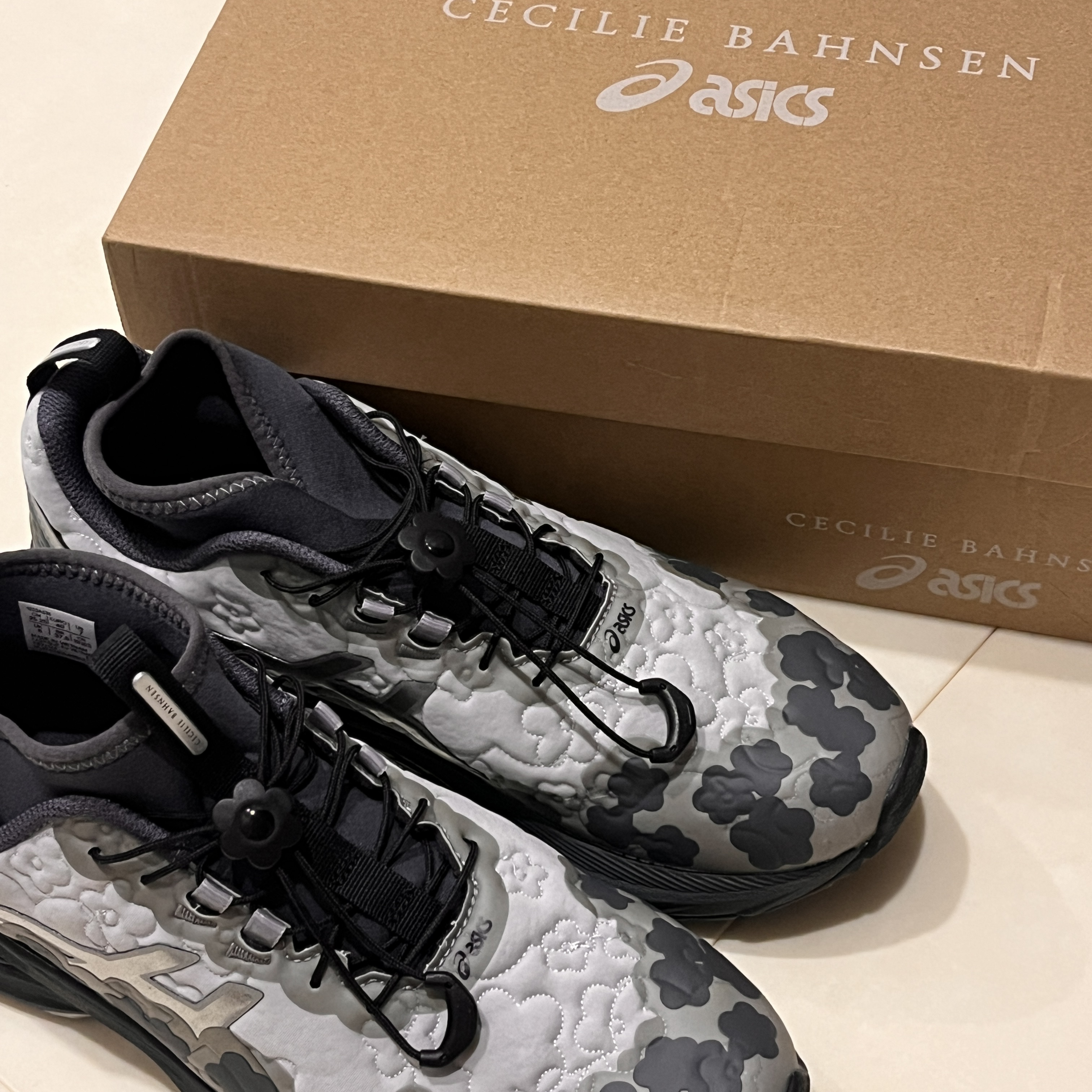 Asics x Cecilie Bahnsen Gel-Terrain MT Pure Silver 착용 스타일