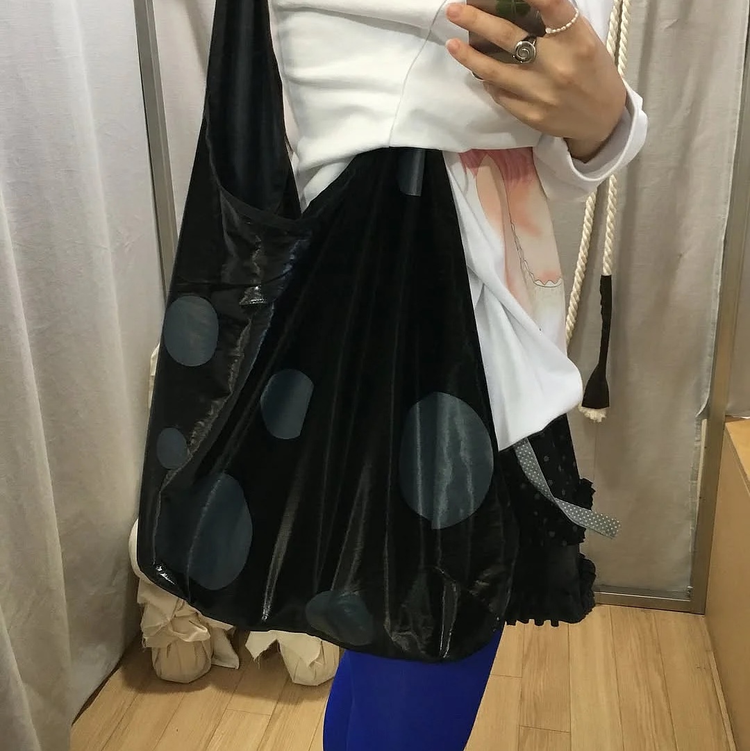 ACOC Dot Bubble Bag Glossy Black 착용 스타일 - 1