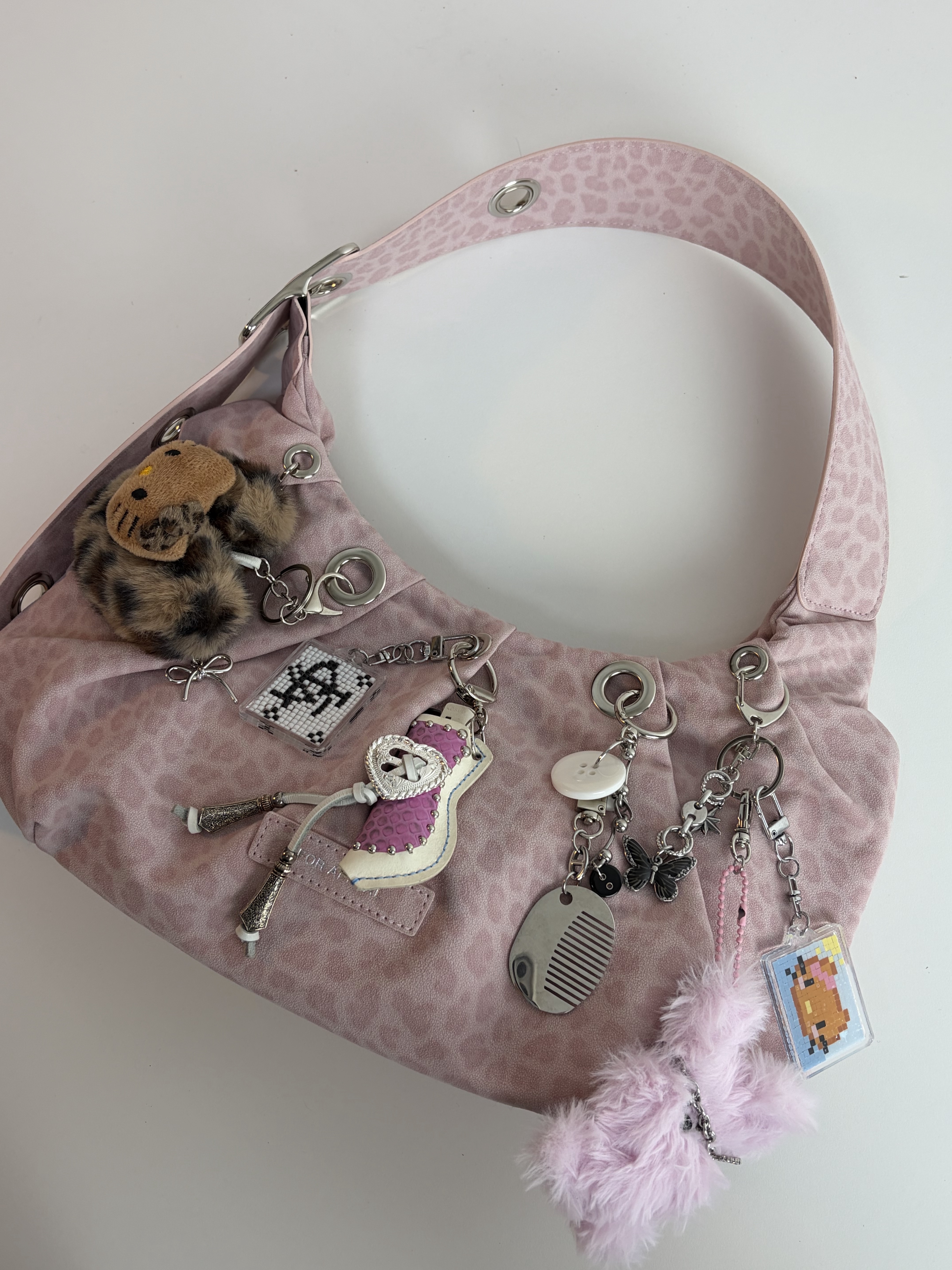 For Appeal Carry Light Hobo Bag  Leopard Pink 착용 스타일