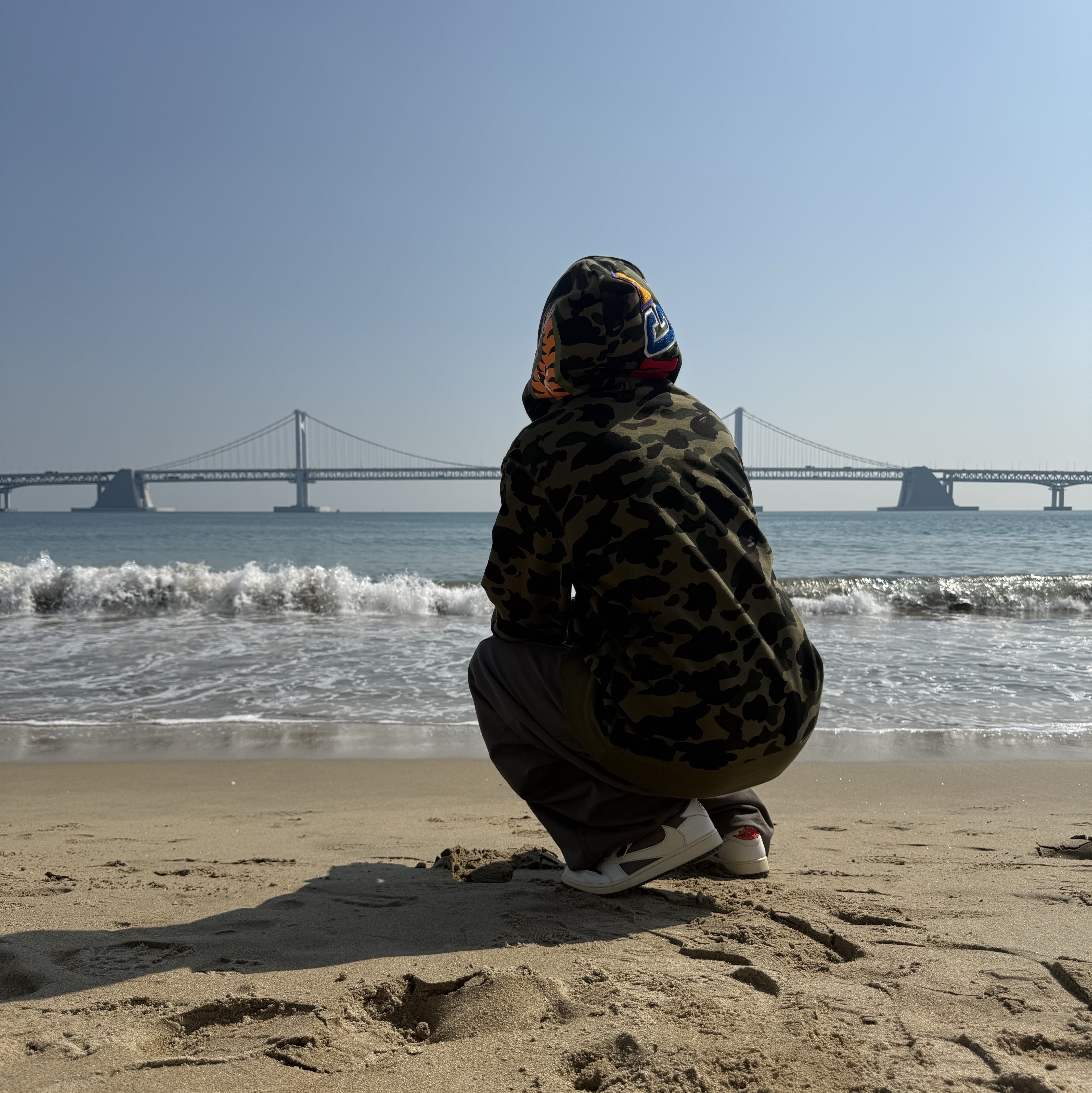 BAPE 1st Camo Shark Full Zip Hoodie Army Green, Jordan 1 x Travis Scott Retro Low OG SP Sail and Ridgerock 착용 스타일 - 1