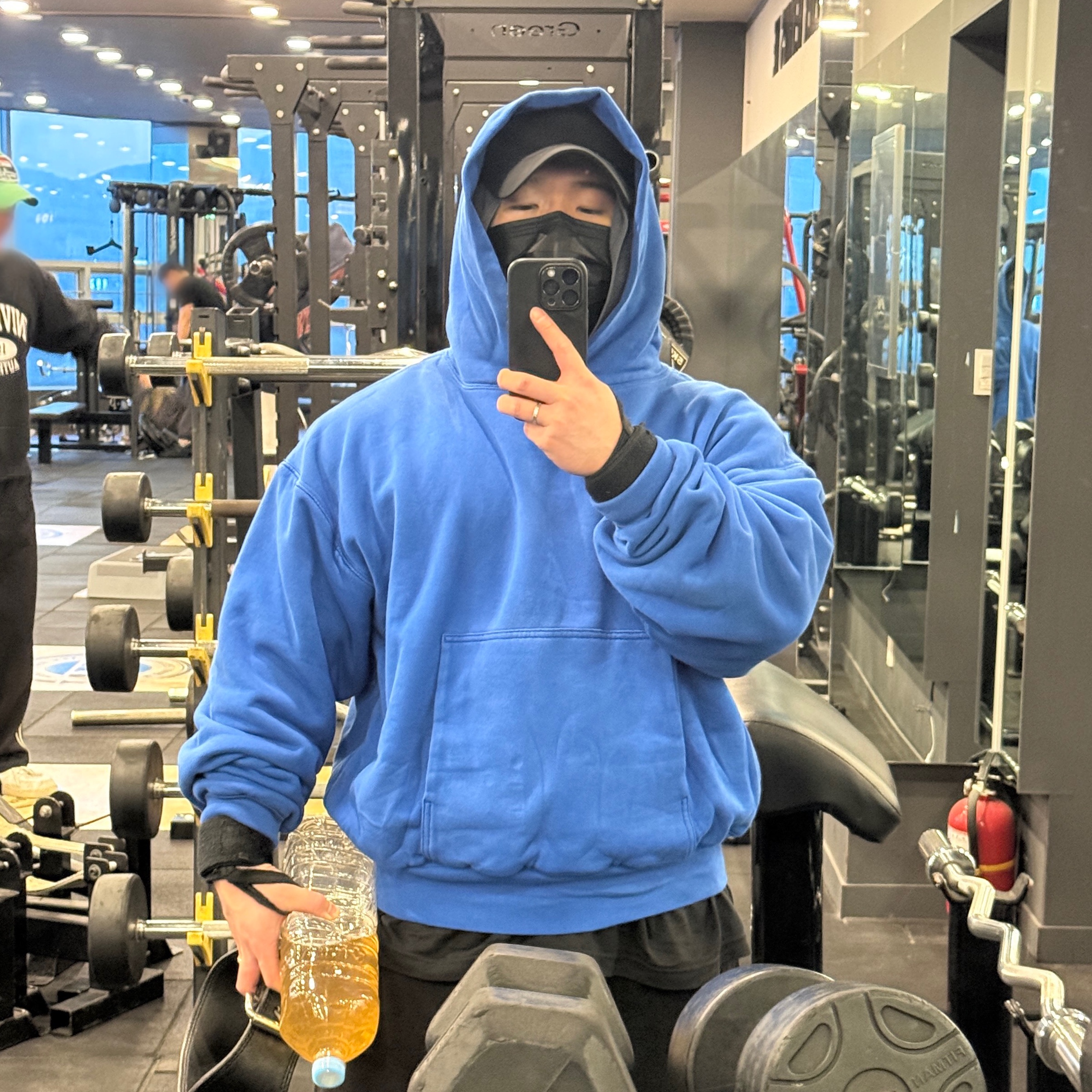 Yeezy Gap Hoodie Blue 착용 스타일