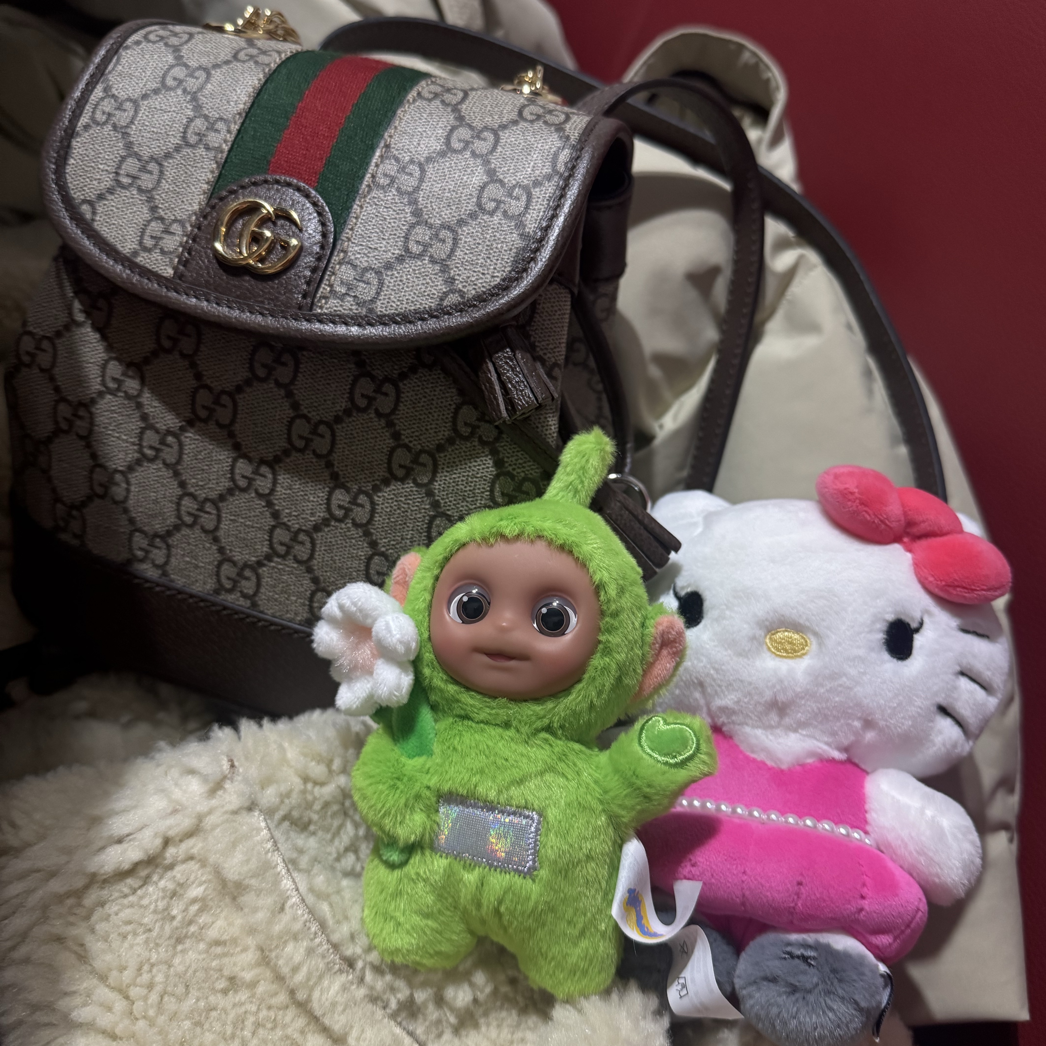 HELLO KITTY x JISOO Random Plush Keychain (1 Blind Box), Gucci Ophidia Mini Backpack Beige Ebony 착용 스타일 - 4