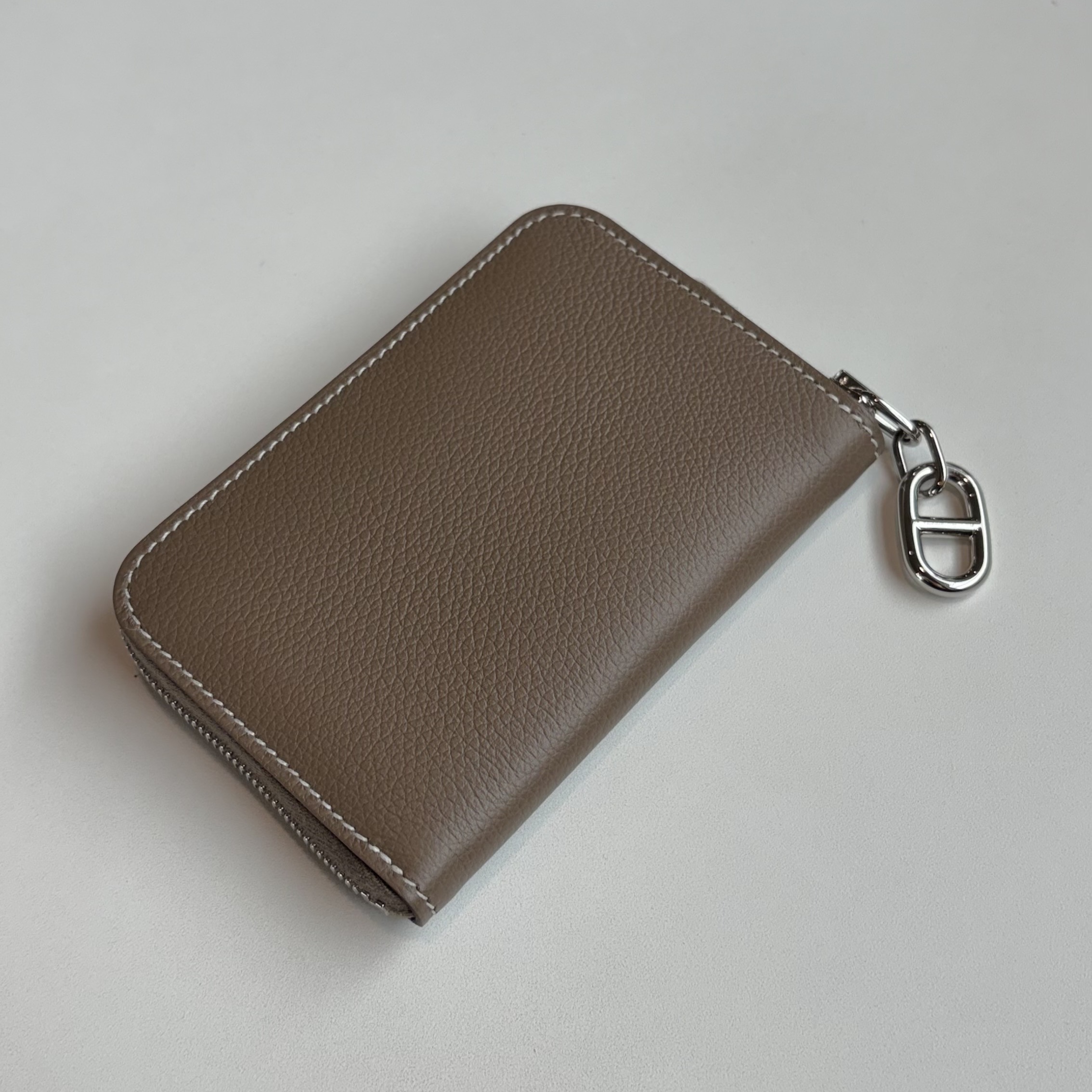 Hermes Zipengo Chaine D'Ancre Card Holder Evercolor & Palladium Etoupe 착용 스타일 - 3