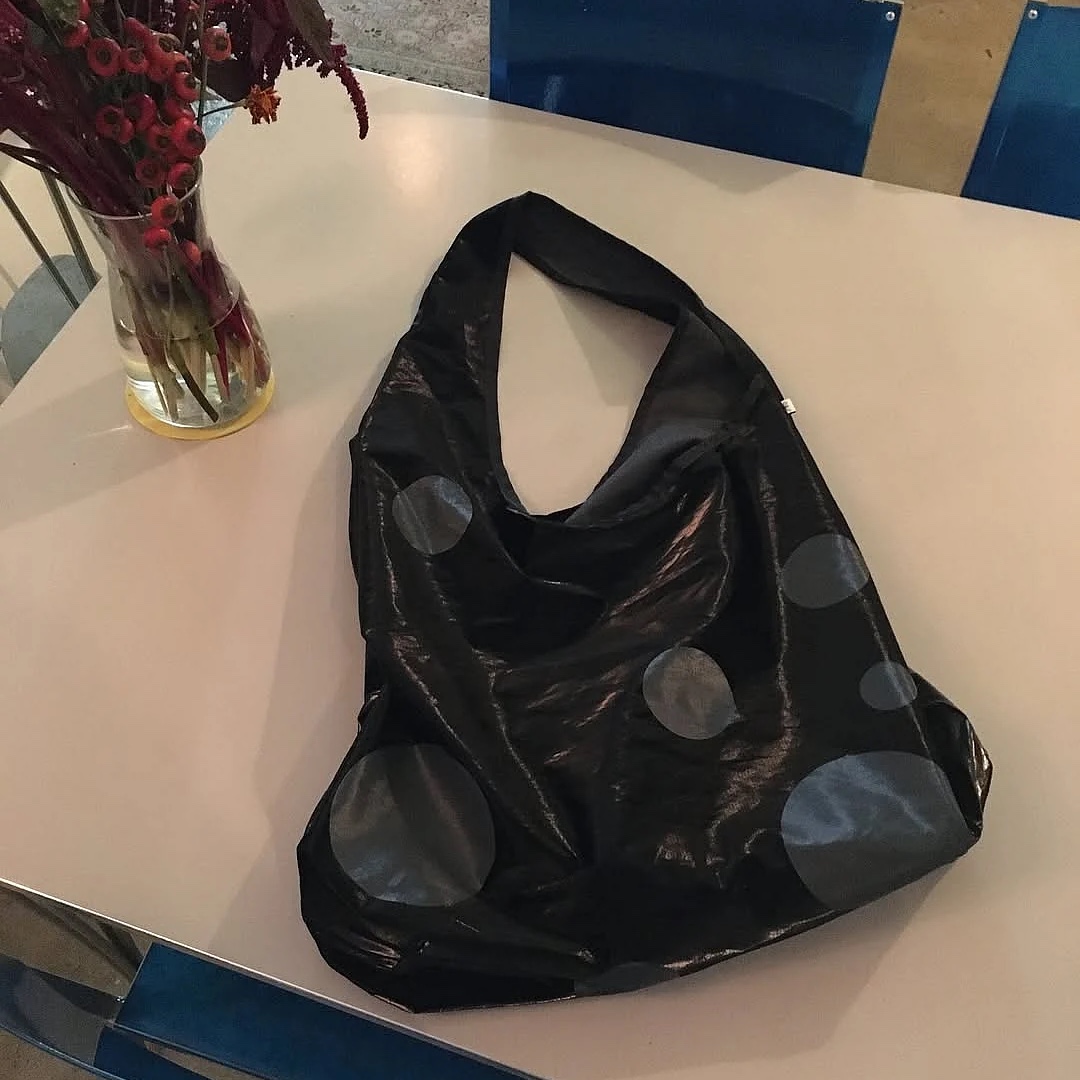 ACOC Dot Bubble Bag Glossy Black 착용 스타일 - 2