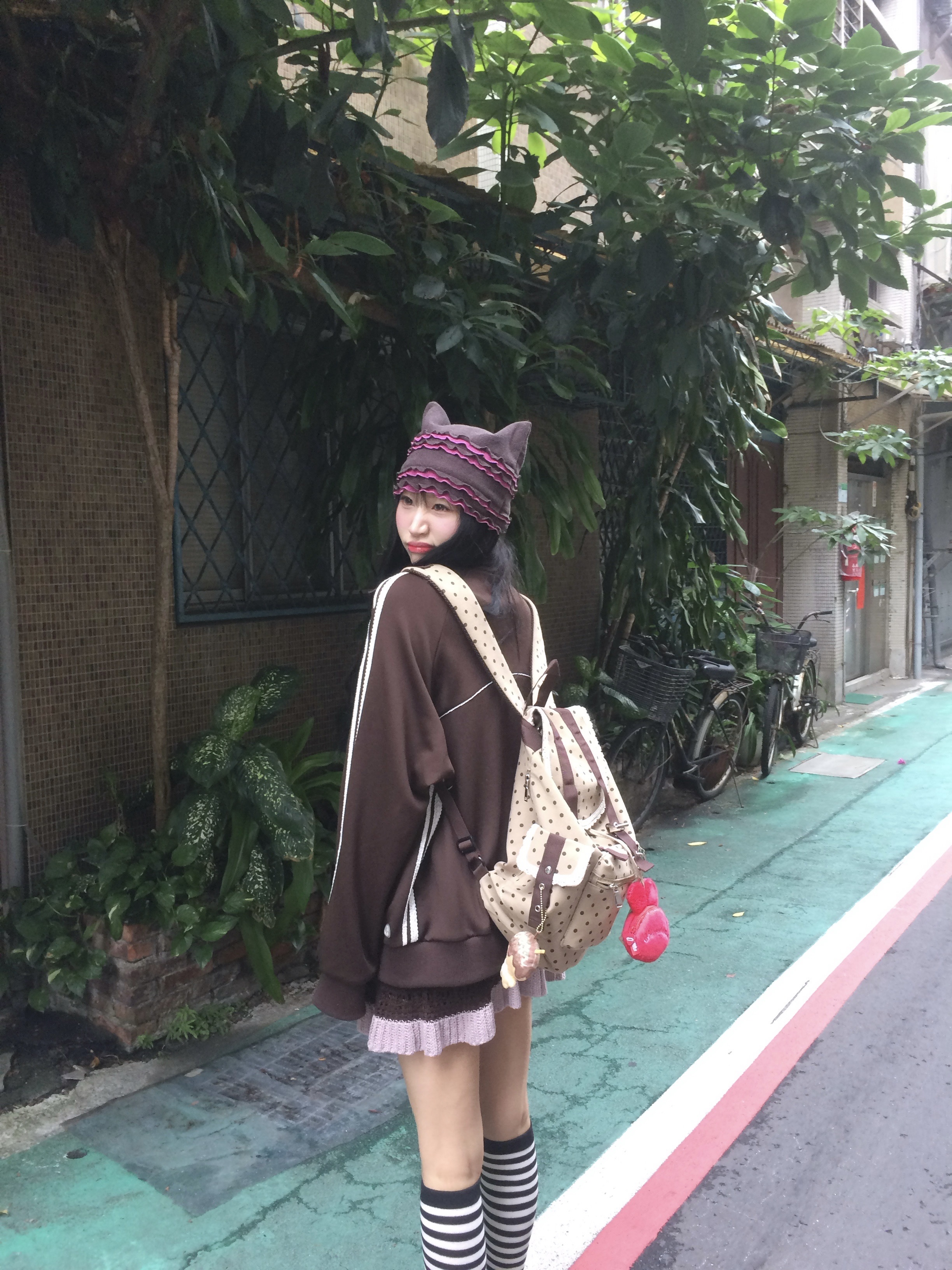 COYSEIO Dudu Layered Sleeveless Navy, COYSEIO Stripe Five-Toe Socks Black 착용 스타일 - 5
