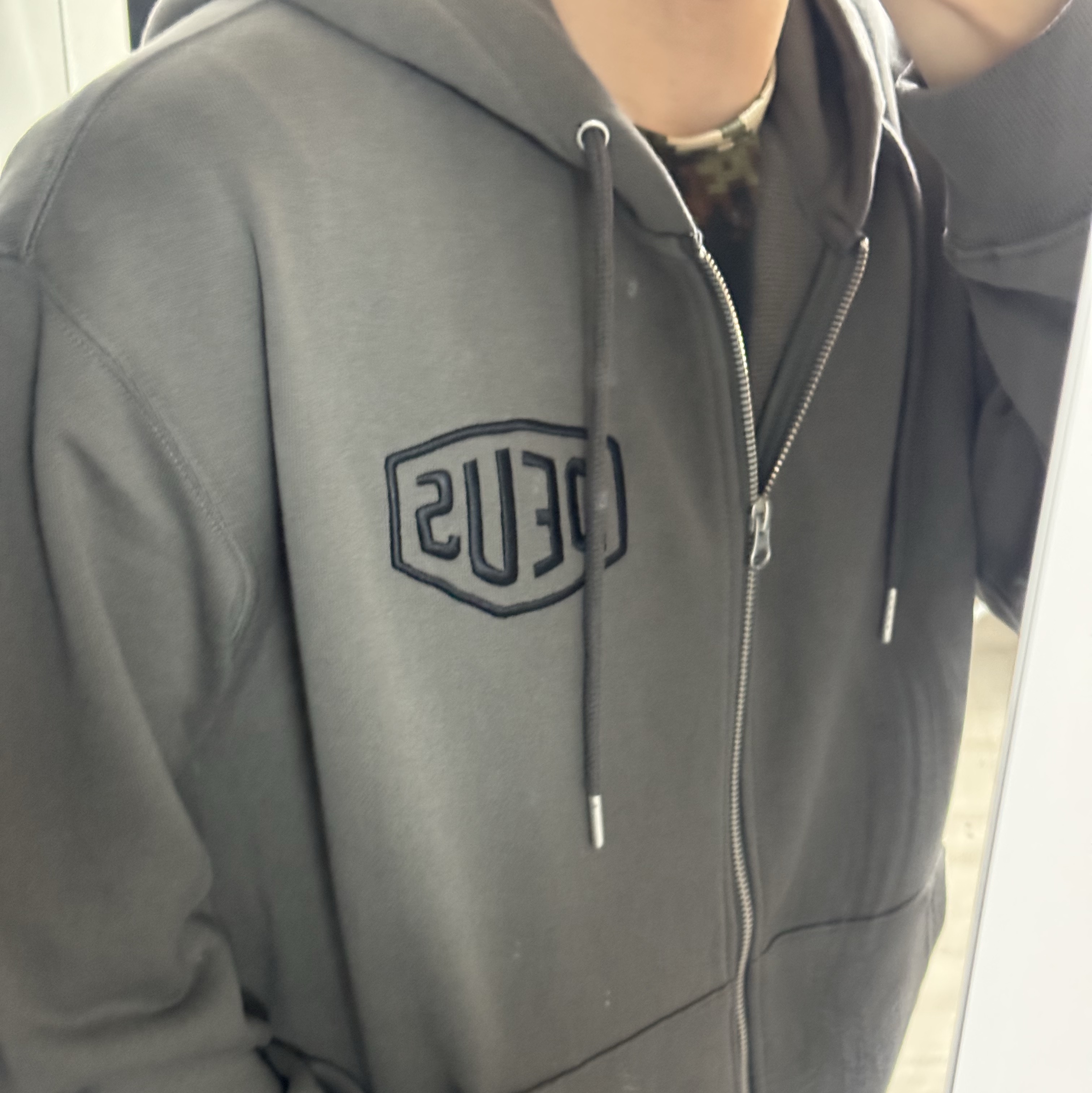 Deus Ex Machina College Address Hoodie Zip Up Charcoal, Deus Ex Machina College Address Hoodie Zip Up Black 착용 스타일 - 4